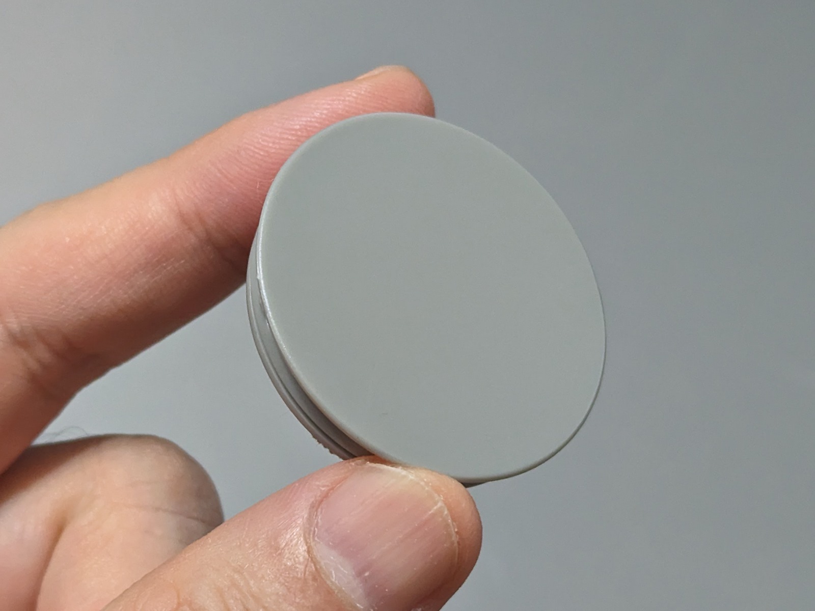 本体。直径は500円玉に近いサイズ。素材はABS樹脂