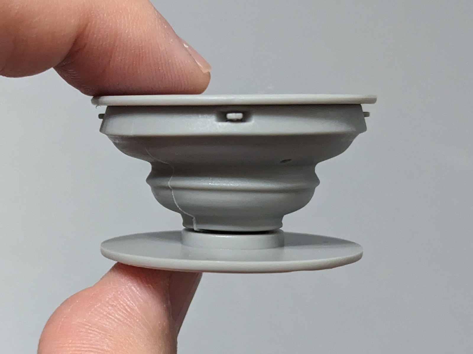 引っ張るとボディが上へと持ち上がる