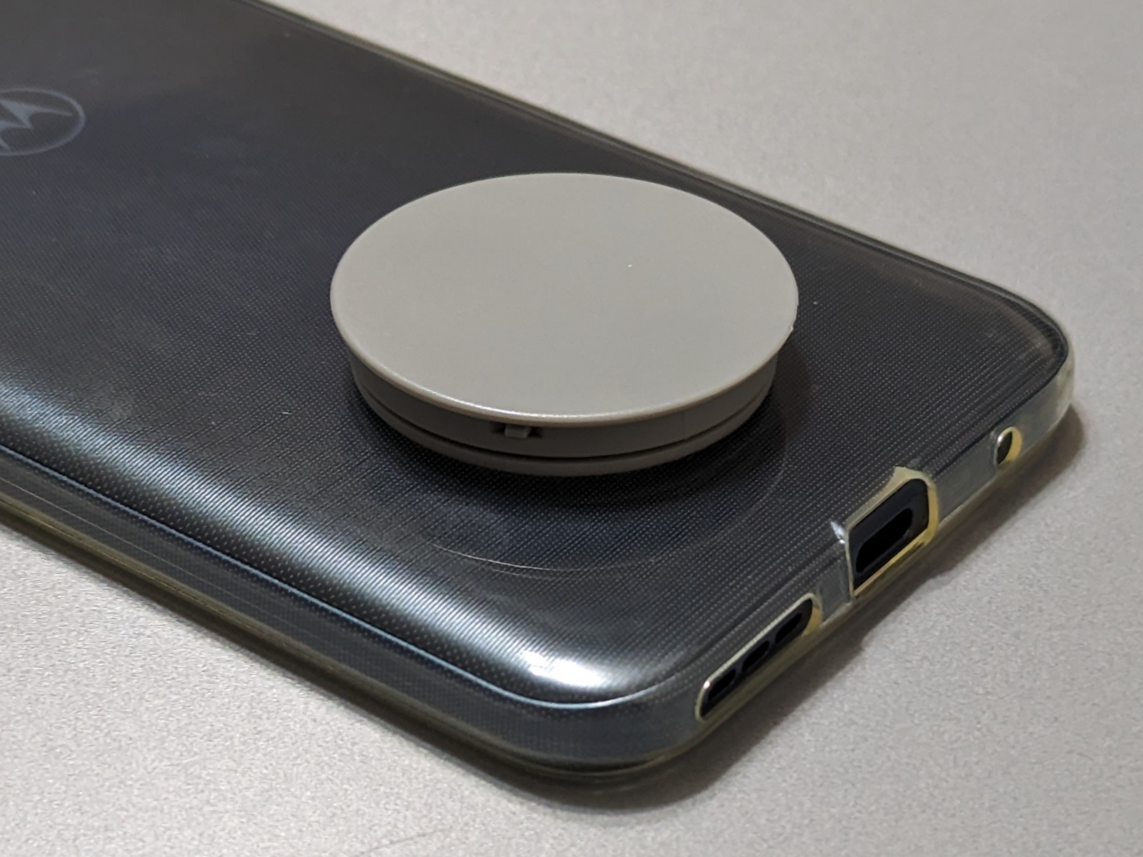 スマホに貼り付けたところ。本体ではなくケースに貼ったほうがよいだろう