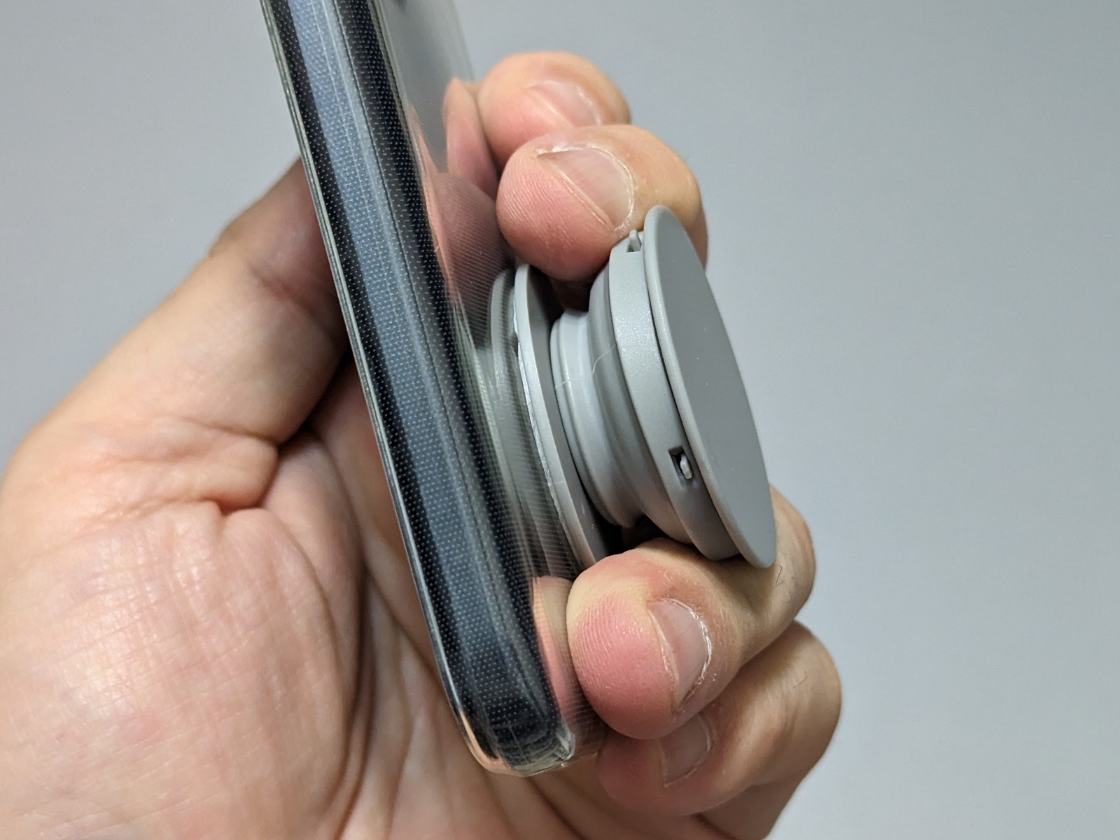 蛇腹の奥まで指は入らず、多少浮かせた状態で持つことになる