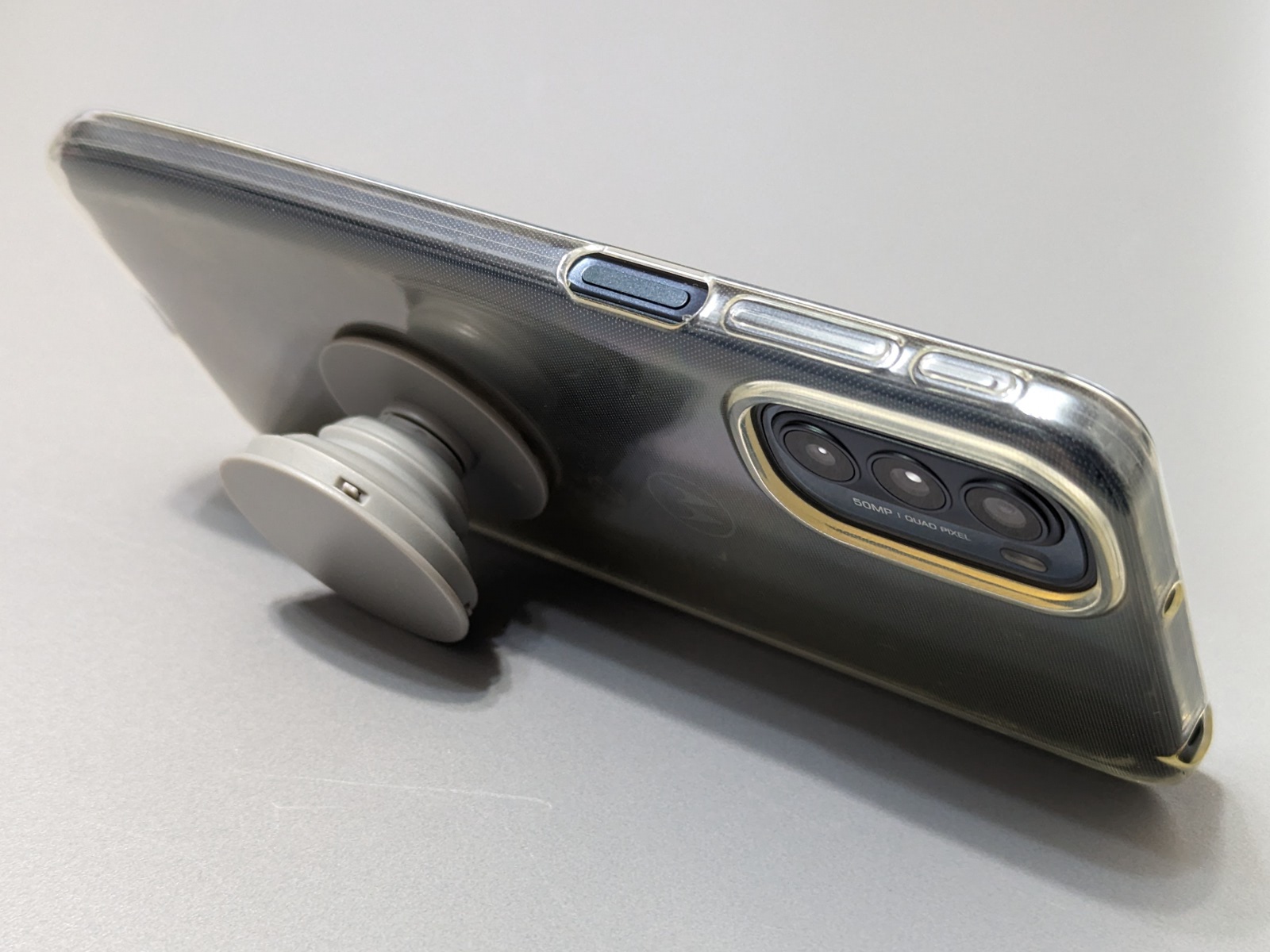 スタンドとしても使えるが、貼り付け位置によってはアンバランスになるので、あくまでもおまけといったところ