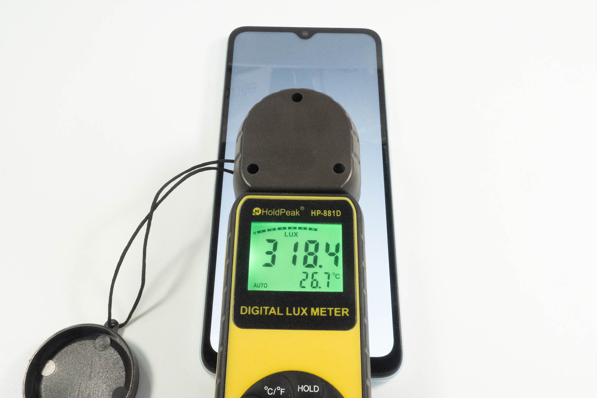 画面の輝度を最大にした状態で、実測では318.8Lx