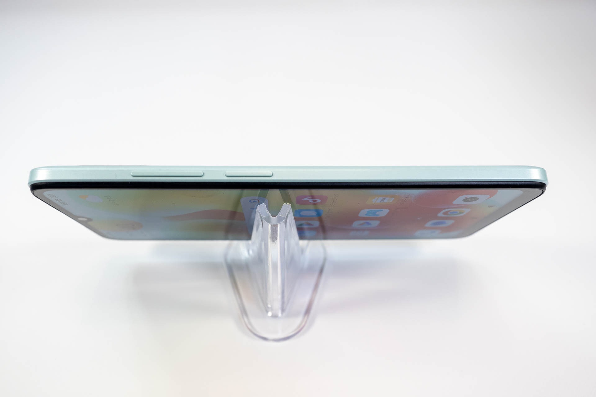 本体右側面に電源ボタンと音量ボタンを配置