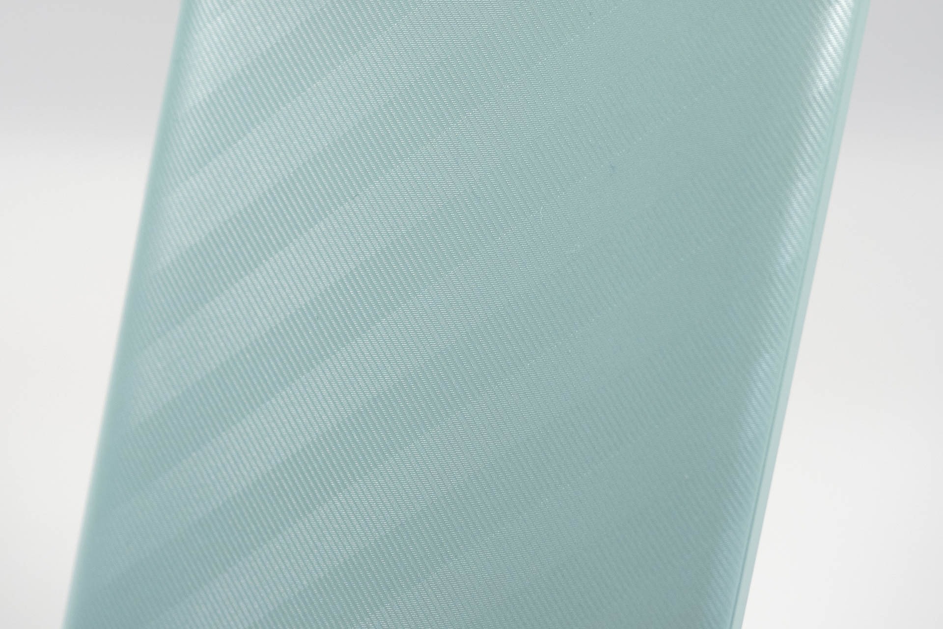 斜めのストライプがデザインのアクセントになっている