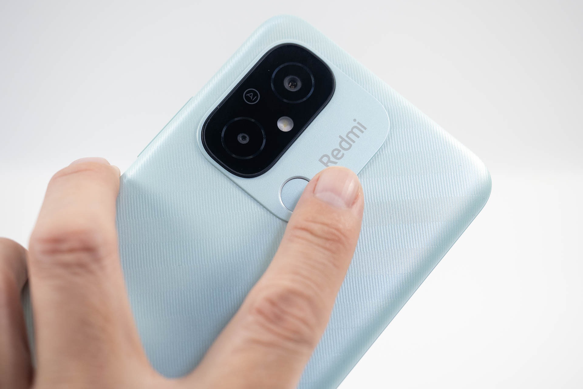 指紋認証センサーはカメラレンズのすぐ隣に配置