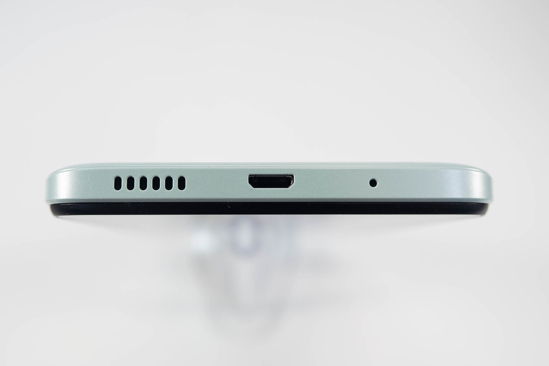 USBポートはmicro USBでコンテンツ再生用のスピーカーも本体下部にひとつ