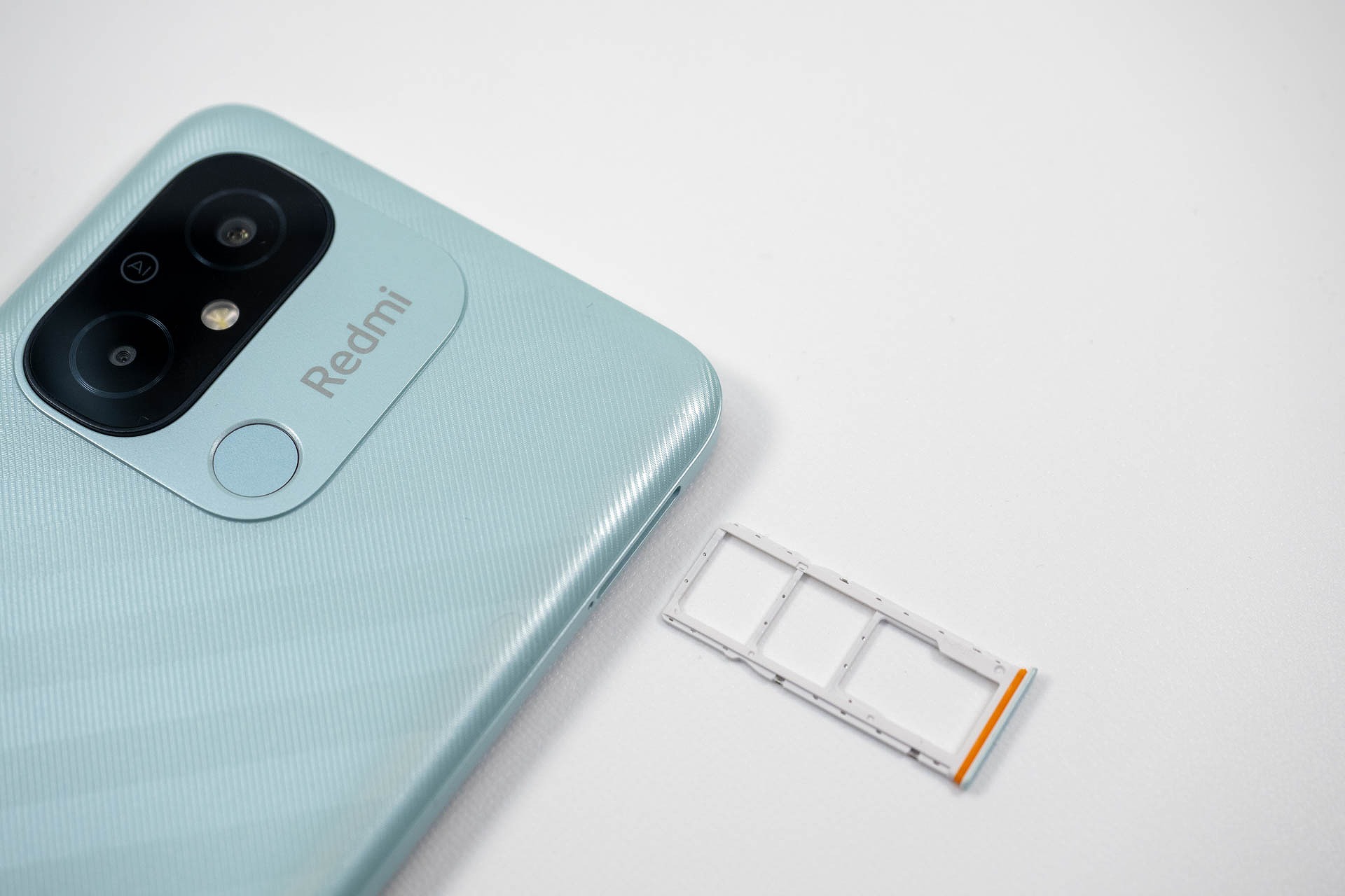 SIMトレーはmicro SDと、さらにnanoSIMも2枚セットできるタイプ