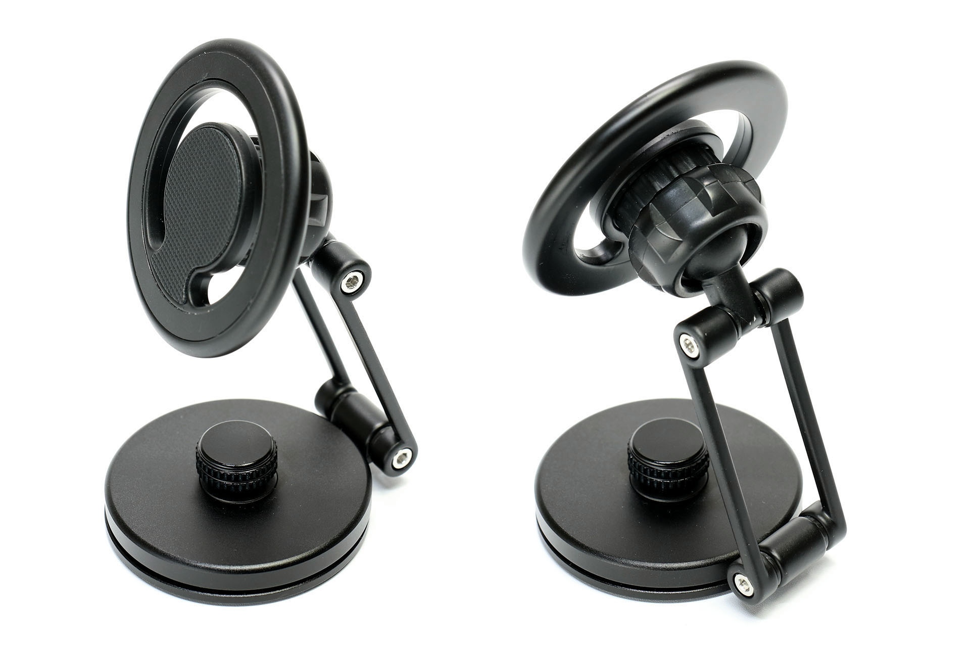 §SoloplayブランドのMagSafe対応車載用ホルダー。関節の丸い部分も金属製で頑丈そう。関節を締めるパーツのみ樹脂製だ。