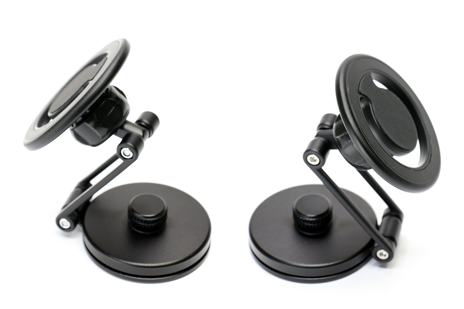 可動の自由度も比較的に高い。六角レンチを使い銀色に見えるボルトの締め具合を変えれば、可動部の動きの硬さをある程度調節できる。