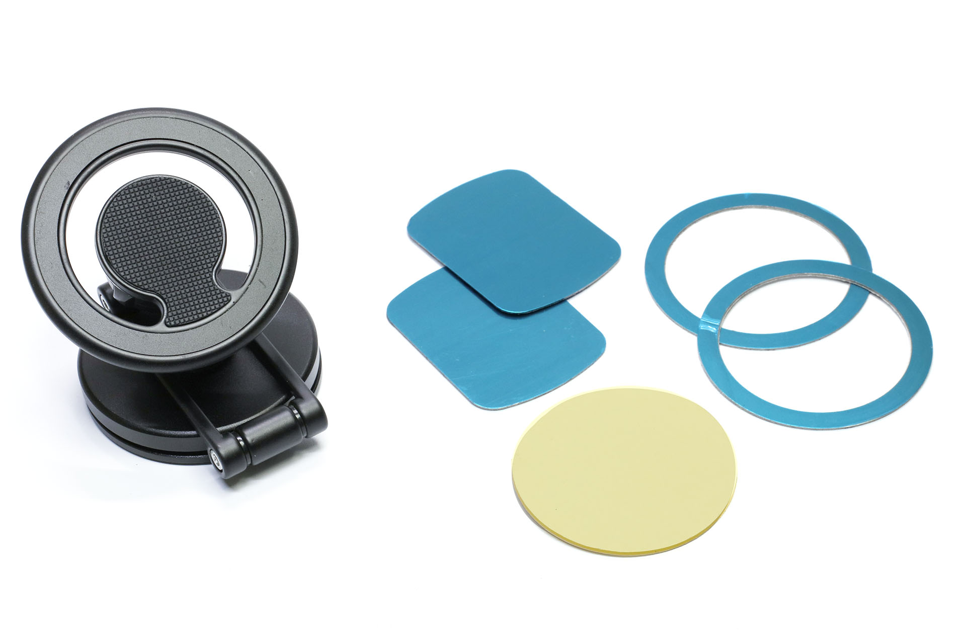 付属品は予備の両面テープ×1枚、スマートフォン背面に貼るマグネット吸着用パーツ×4個。