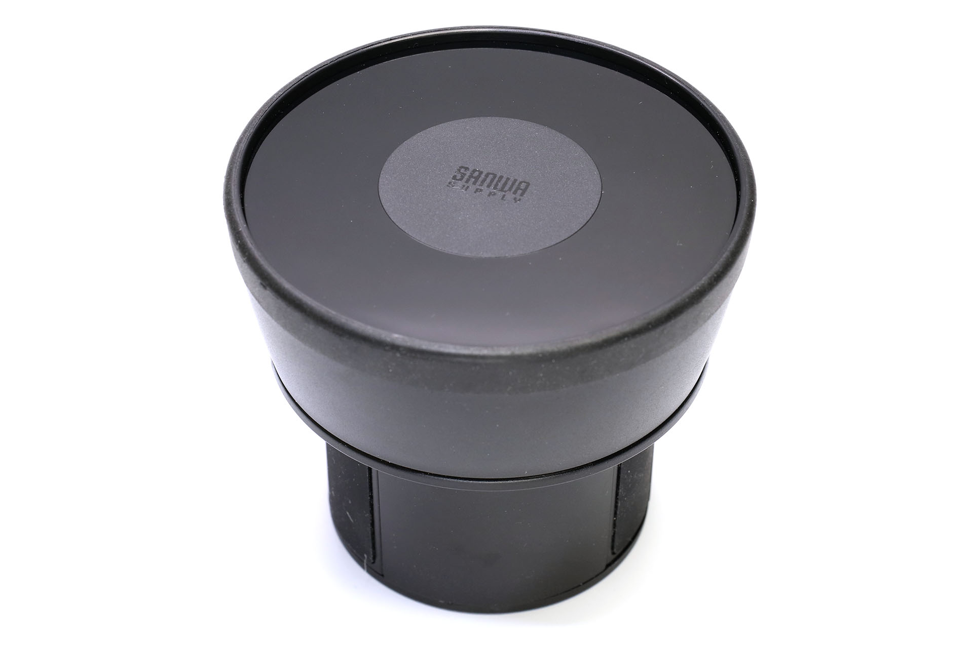 サンワサプライの<a href="https://direct.sanwa.co.jp/ItemPage/200-CAR038" class="strong bn" target="_blank">「車載ホルダー用アタッチメント 200-CAR038」</a>。吸盤式スマートフォンホルダーをクルマのドリンクホルダーに固定するためのアタッチメントだ。サンワダイレクト価格は2280円。これ、確か7〜8年前に買ったものだが、現在も販売が継続されていて驚いた。