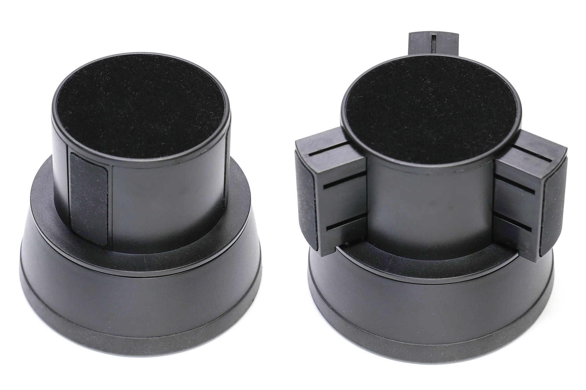 クルマのドリンクホルダーに入る側（アタッチメント下側）は、回すと突起がせり出す。この突起がドリンクホルダーを内側から広げるように押さえ、アタッチメントがしっかり固定される。