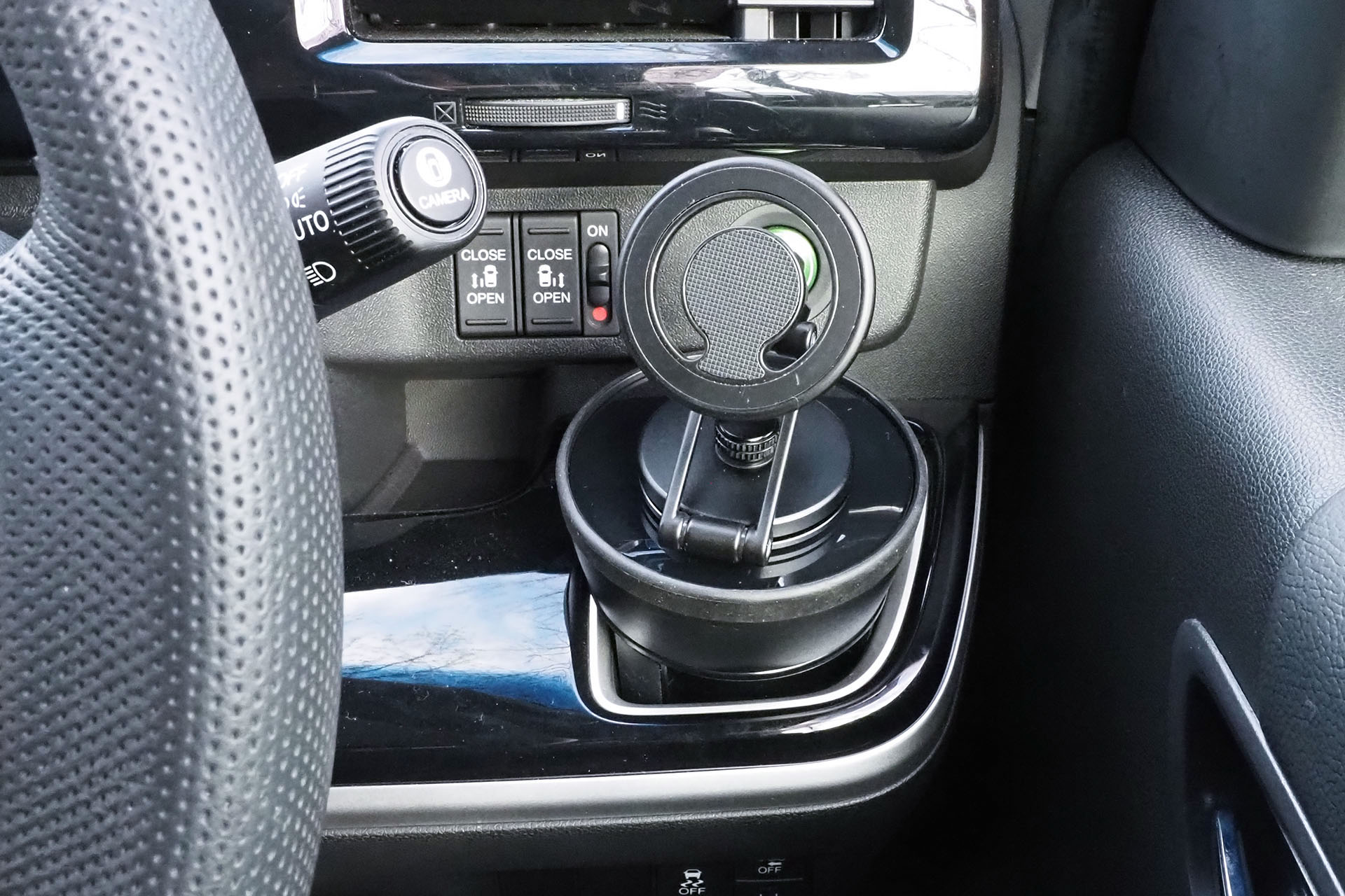 そこにスマートフォンホルダーを貼り付けた。