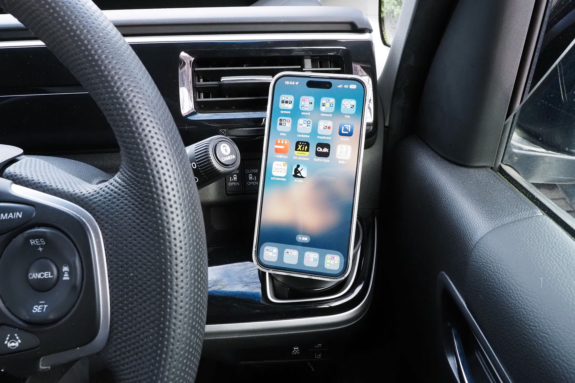 ホルダーにスマートフォンをMagSafe吸着！　吸着力も十分強い。端末の向きもかなり自在にセットできる。完璧っす！