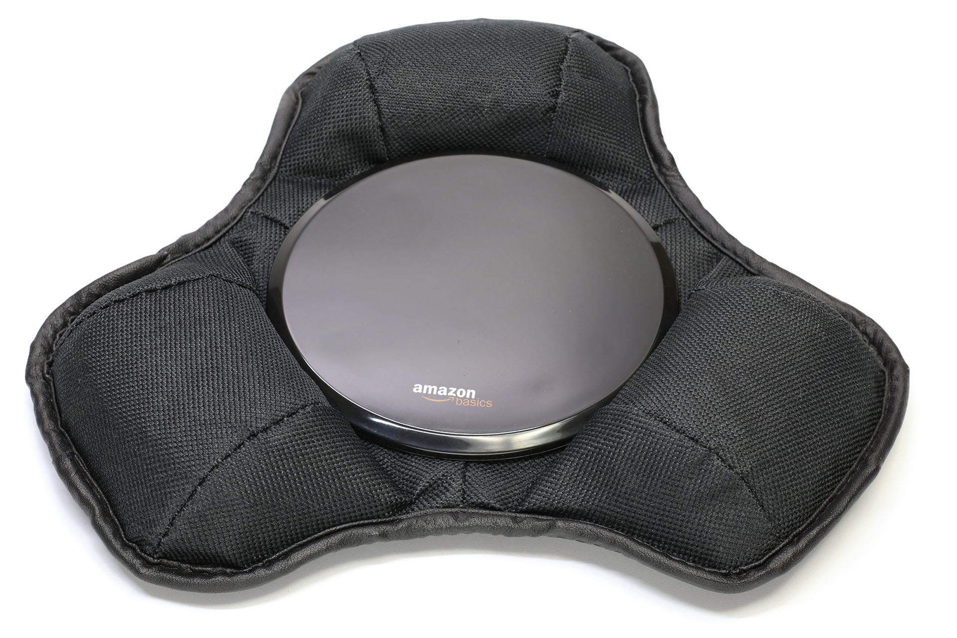 Amazonベーシックの<a href="https://www.amazon.co.jp/dp/B0772CR74K" class="strong bn" target="_blank">「カーナビ スタンド ダッシュボードマウント」</a>。1339円。中央の樹脂円盤に吸盤などを固定して使う。これも確か7〜8年前に買ったものだが、まだ現役の商品であった。ただし手持ち品はAmazonベーシックのロゴが古いタイプだ。