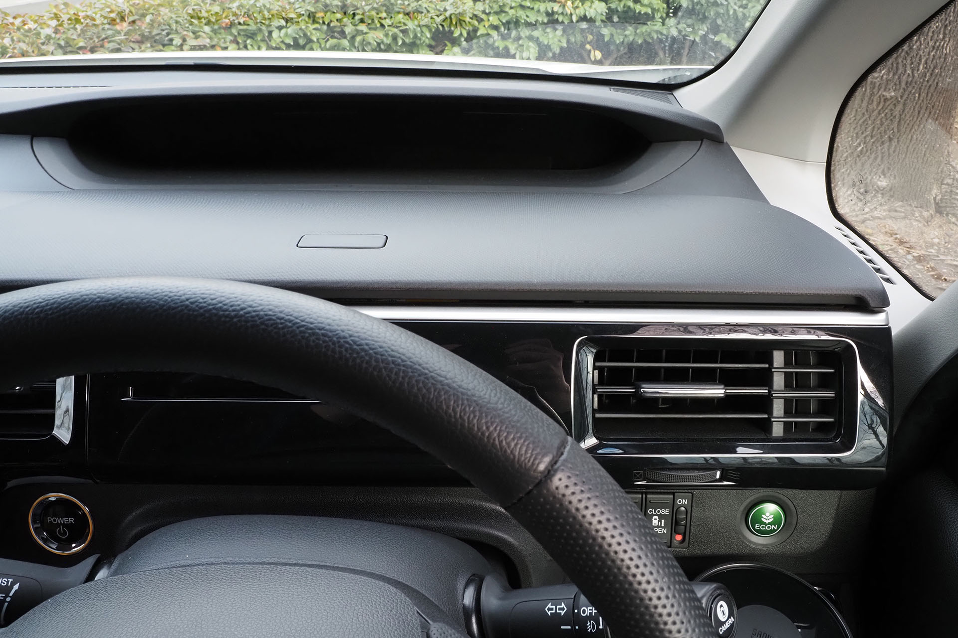 ダッシュボードマウントをダッシュボード上に置いてみよう。