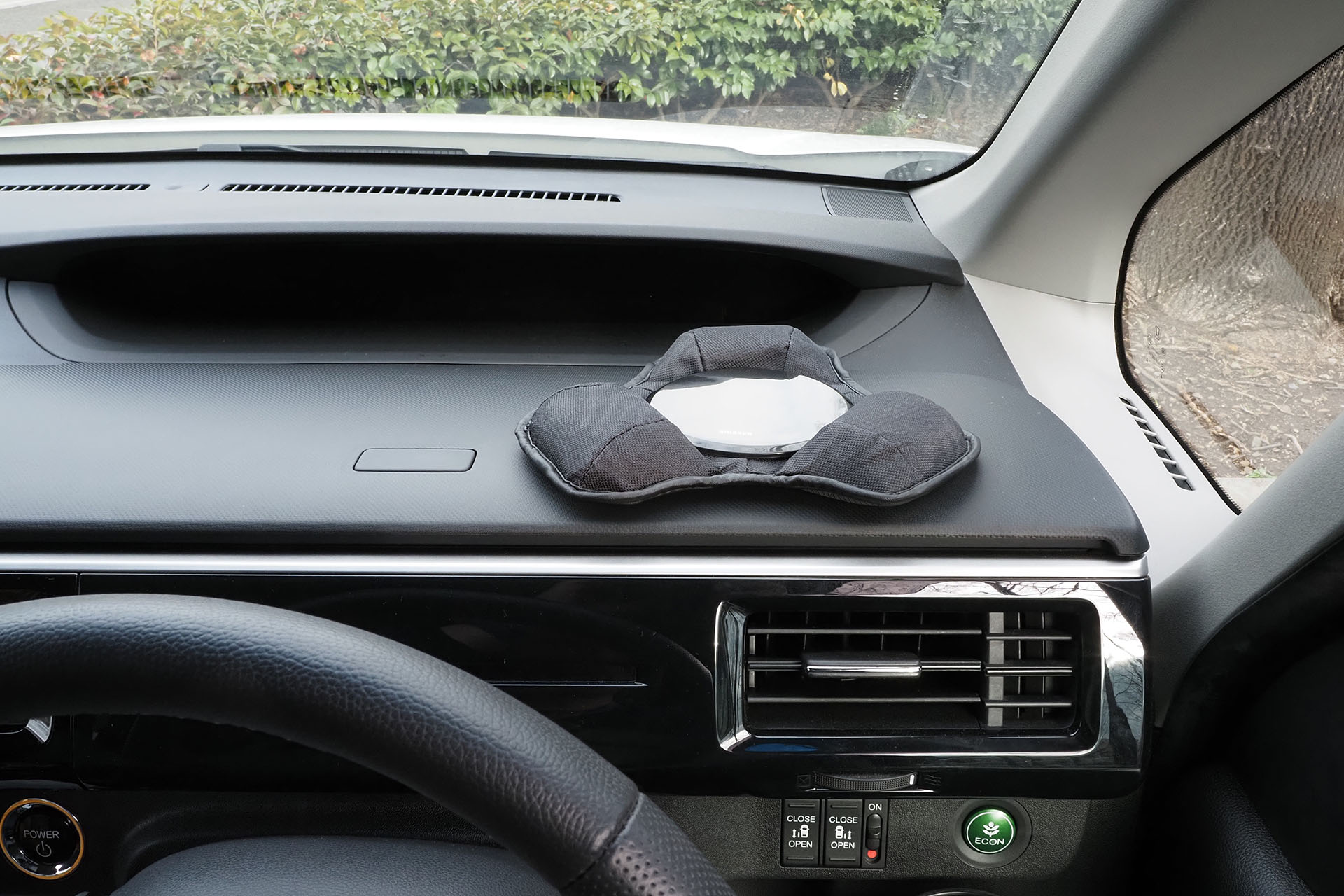 ペタリ。単に置いただけだが、ウェイトと滑り止めと粘着材により、かなり安定的。