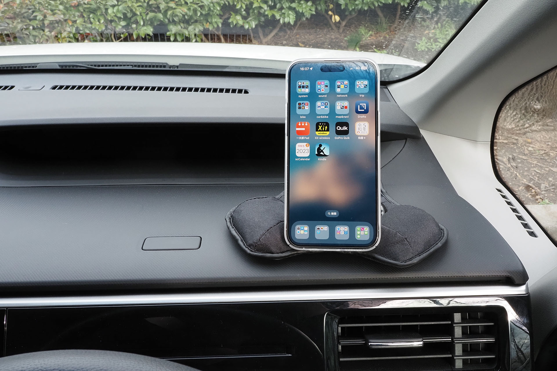 スマートフォンをセット。ダッシュボードマウントはわりと容易に固定位置を変えられるので、微妙な位置合わせもさほど面倒ではない。