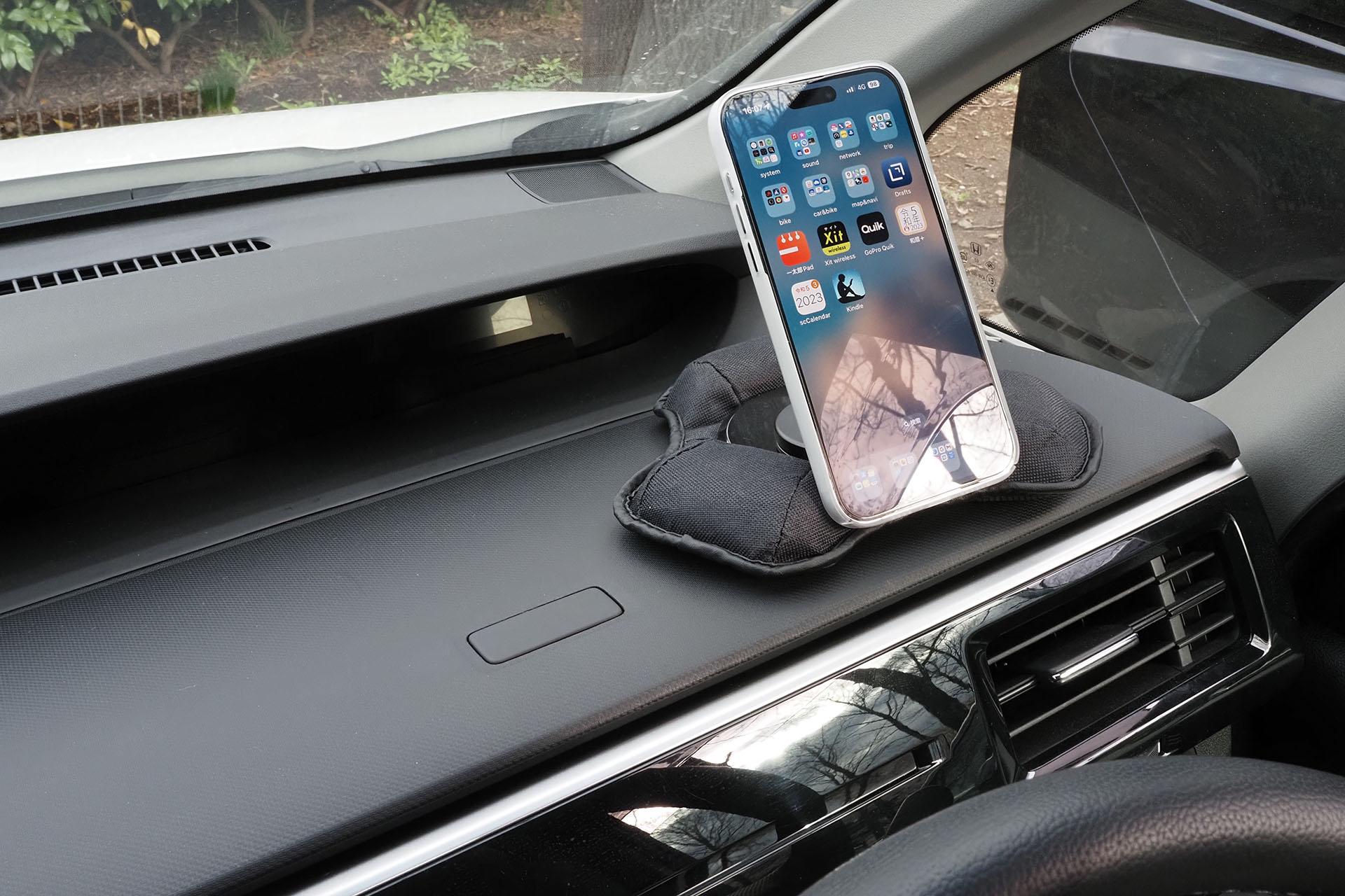 スマートフォンの端がダッシュボードマウントに接するようにセットすると、走行中の端末の揺れを抑えられる。