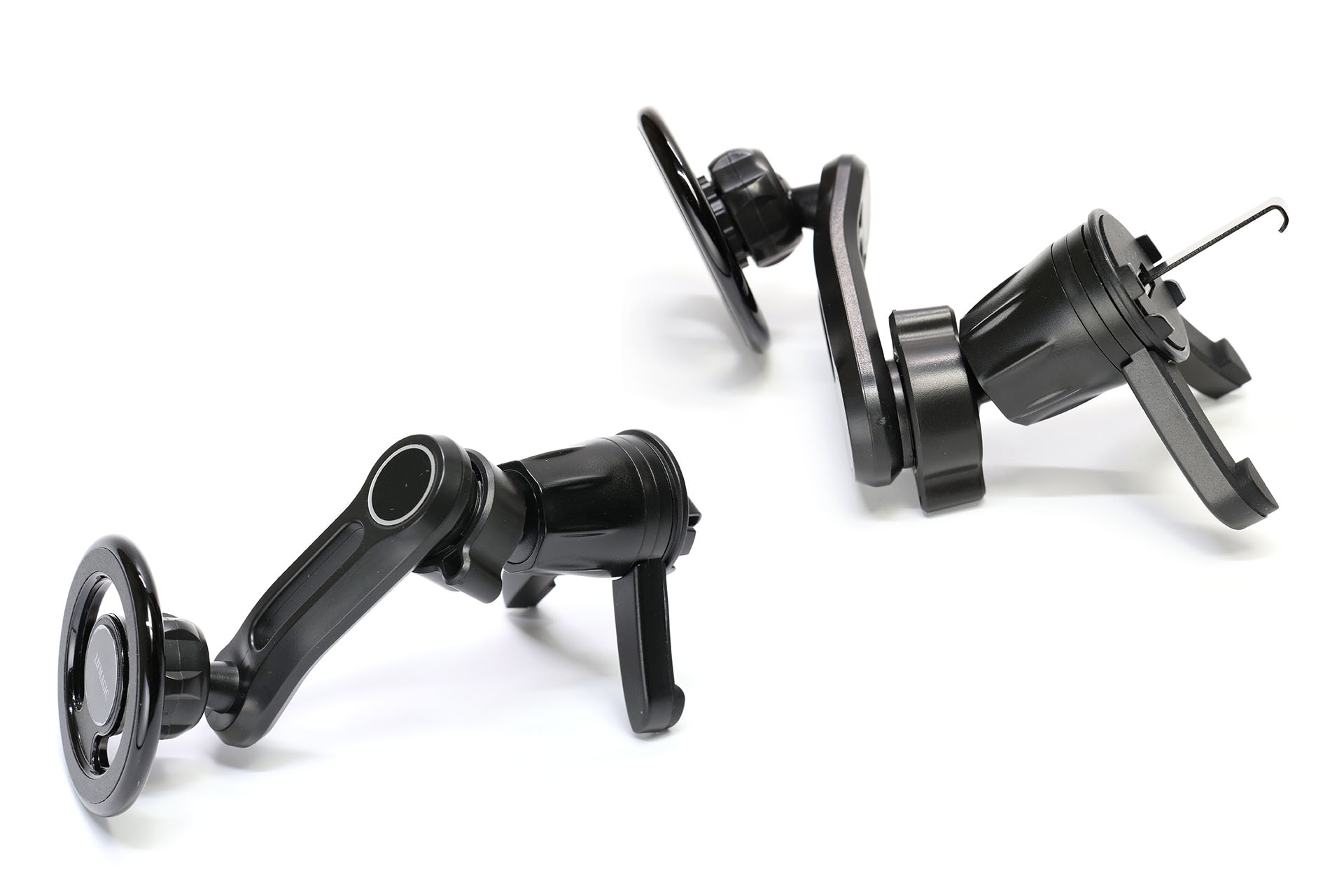 LIFMAGICブランドの<a href="https://www.amazon.co.jp/dp/B0BGL59S4W" class="strong bn" target="_blank">MagSafe対応車載ホルダー</a>。Amazonで2590円だった。エアコン吹き出し口取り付けタイプのホルダーで、2関節式。MagSafe部分は金属だが、ほかは大半が樹脂製。エアコンのルーバーに引っ掛ける金属パーツはけっこう長めという印象で、奥行きのあるルーバーにも取り付けられそう。ルーバーに当たる樹脂パーツ部にはシリコーン製の滑り止めが貼ってある。