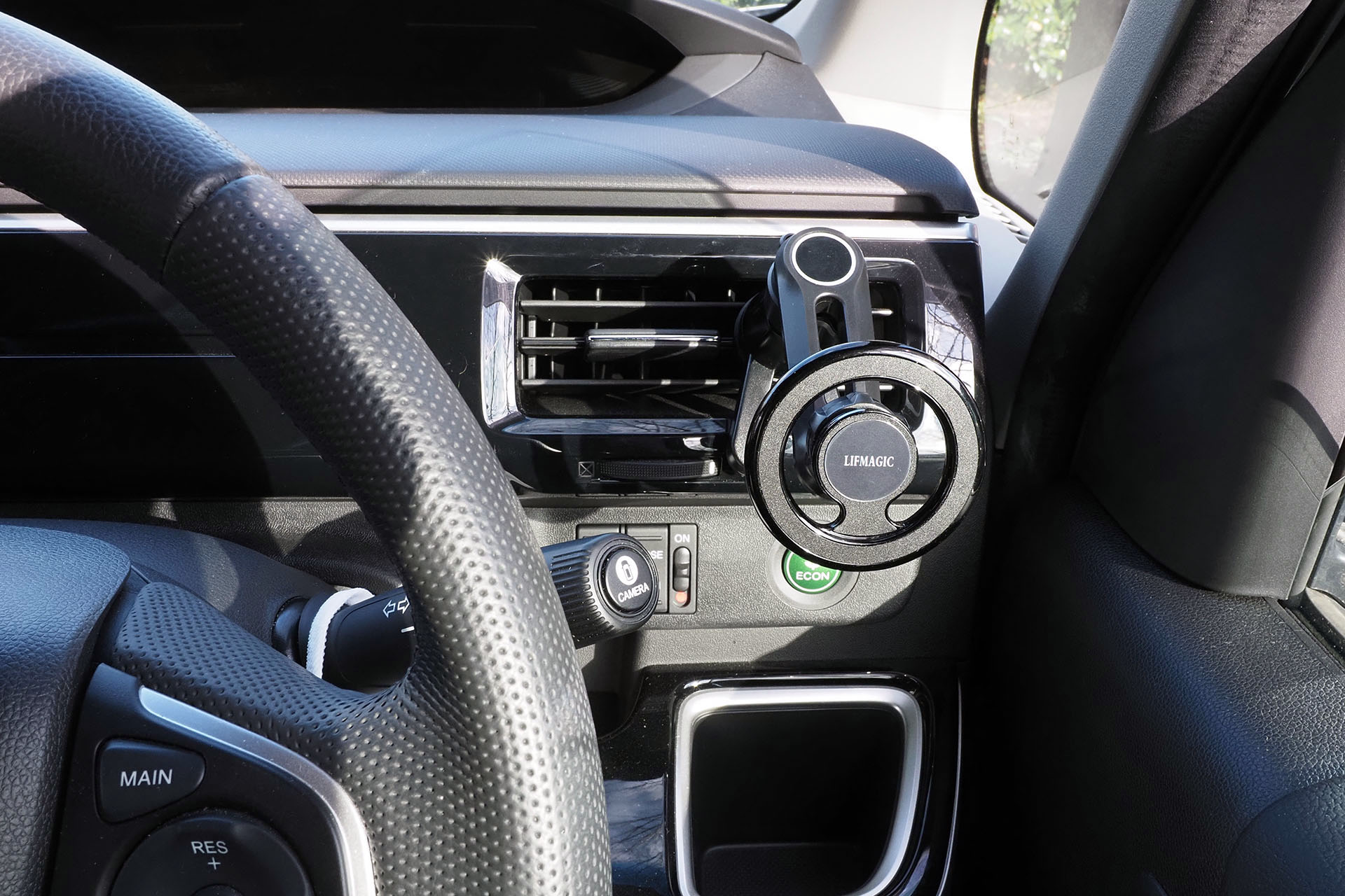 サクッと取り付け。じつはこのクルマのエアコン吹き出し口のルーバーは、奥行きがけっこうある。ホルダーによっては「まったく取り付けられない」ということもあるが、このホルダーは余裕を持って取り付けることができた。ホッ。