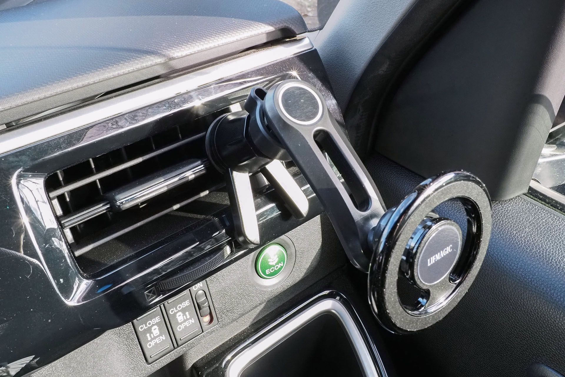 あっでもこの位置だとドリンクホルダーにボトル置きにくくなっちゃう〜。