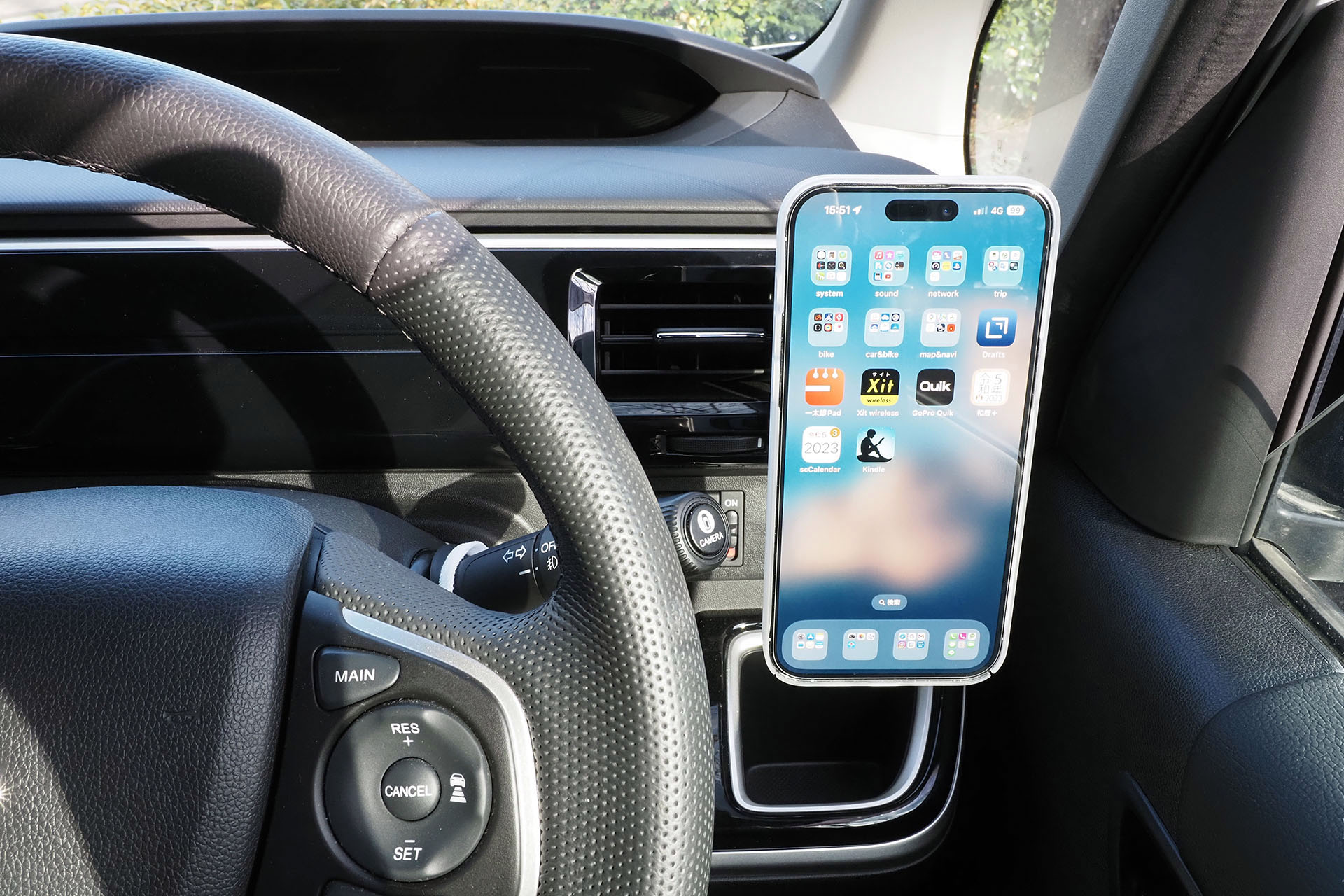 でも一応スマートフォンをセット。わりとイイ感じである。