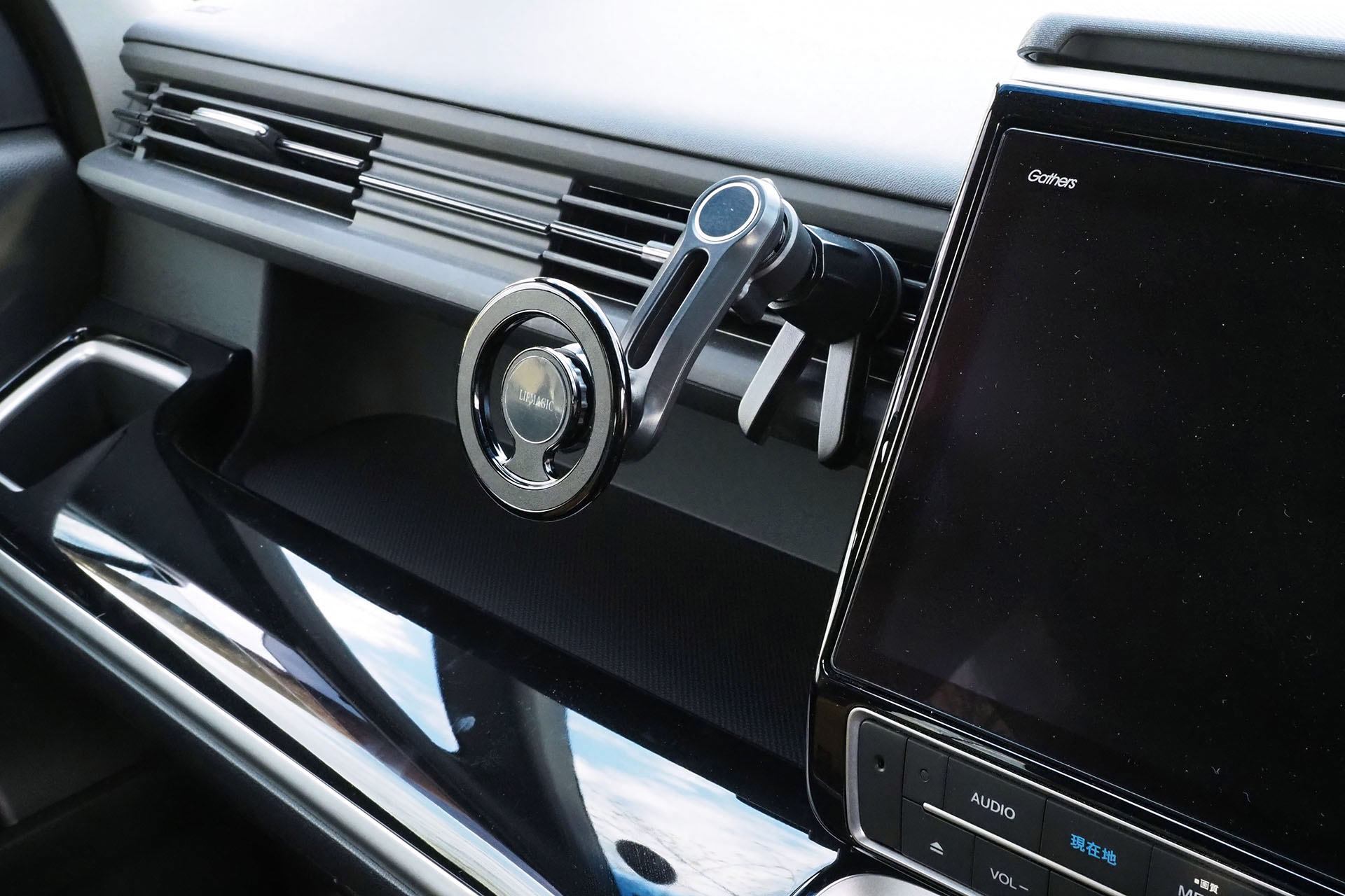 ダッシュボード中央にあるカーナビの左にセットしてみた。安定的にセットできた。