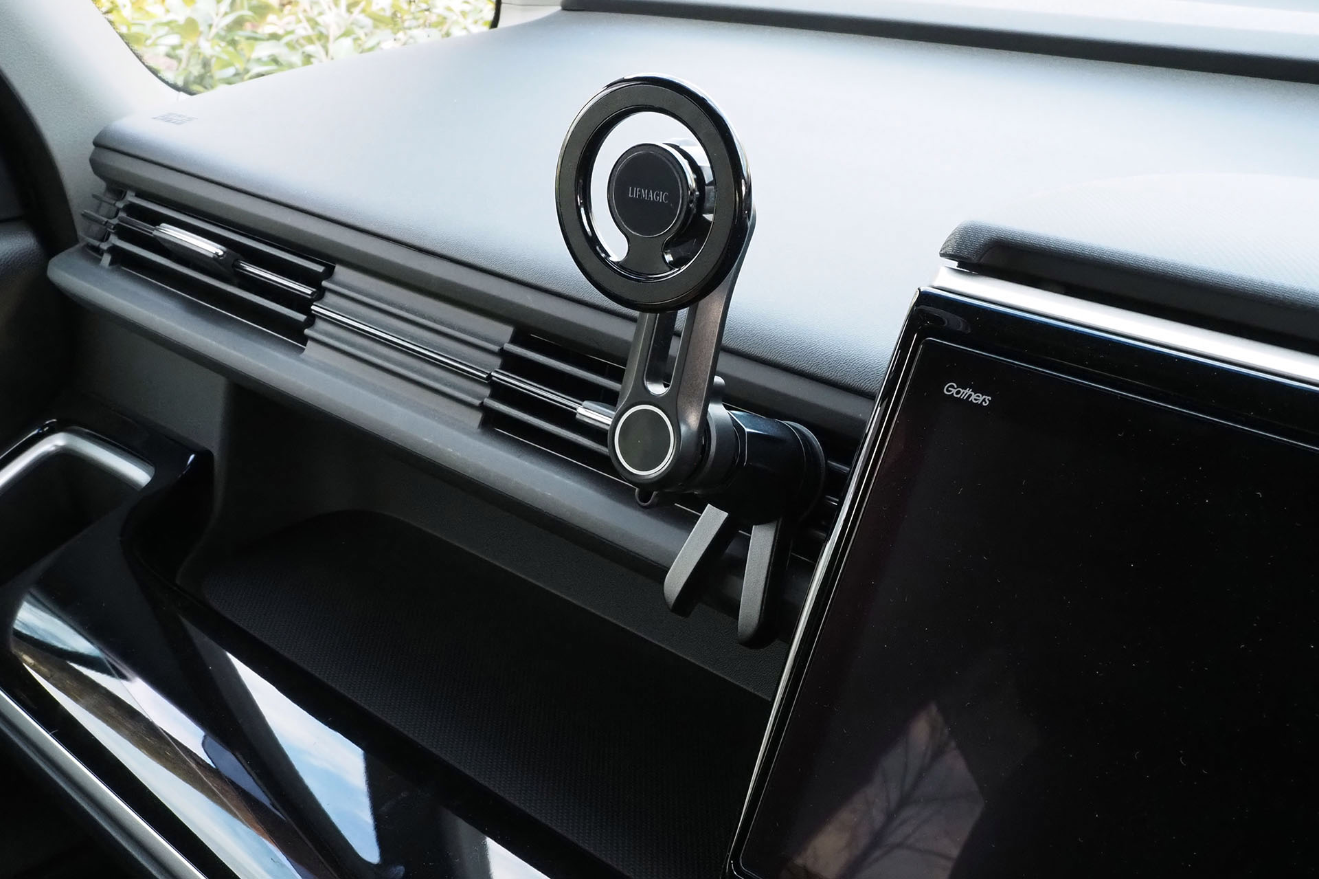 アームの可動域は広く、わりと硬めに調節できるので、こういうスタイルも可能。