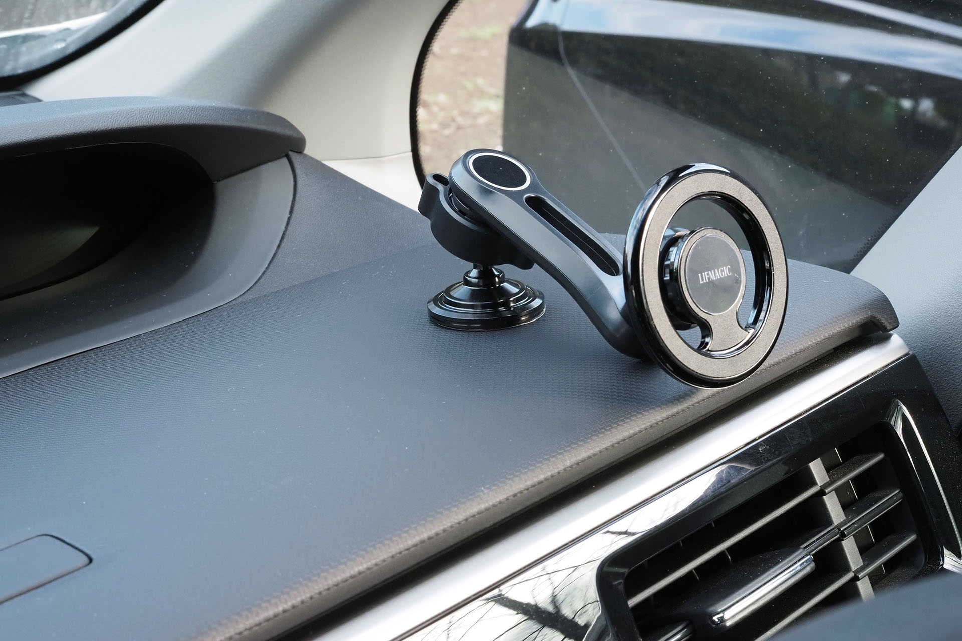 付属パーツを使って組み替えると、ダッシュボードに貼るタイプとしても使える。