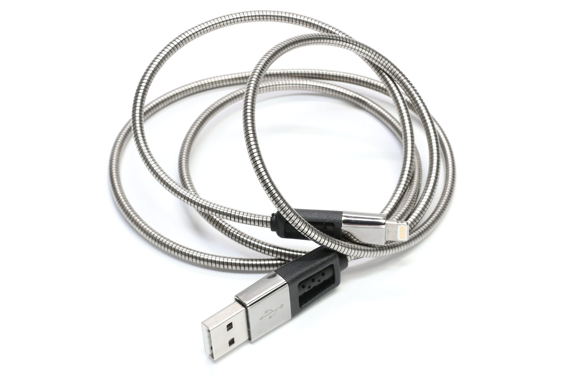 カーショップで見かけて良さそうだったので購入した金属被覆のUSB-Lightningケーブル。どこの製品だったのかは失念。ハリがあって巻いた状態からスルスルッとすぐ伸びて扱いやすく、強度も十分あると感じられる。