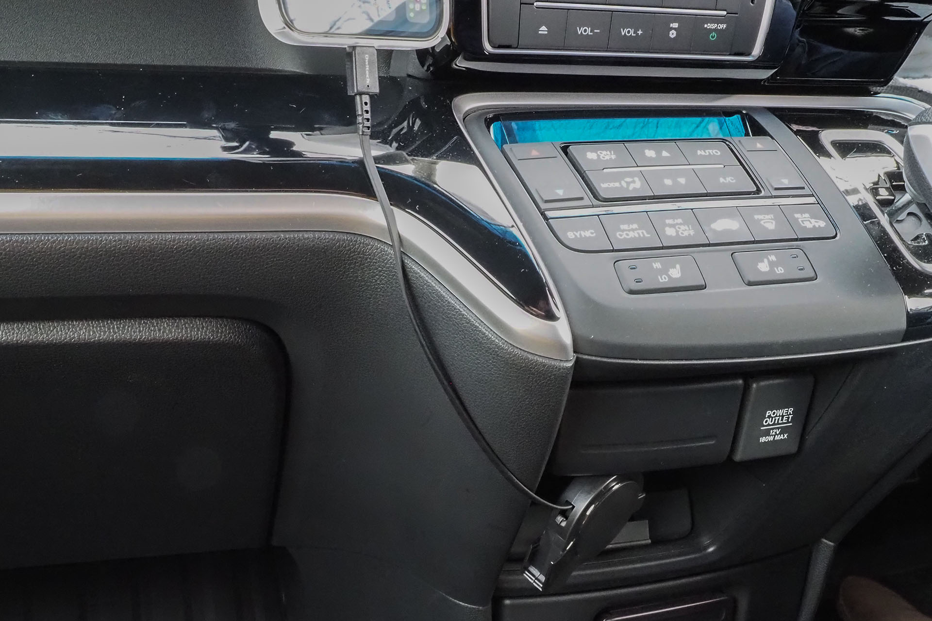 そして必要な長さだけ引き出して端末に接続。あらスッキリ〜♪　なお、katamakiでこのクルマとiPhoneをつないでのCarPlayも問題なくできた。