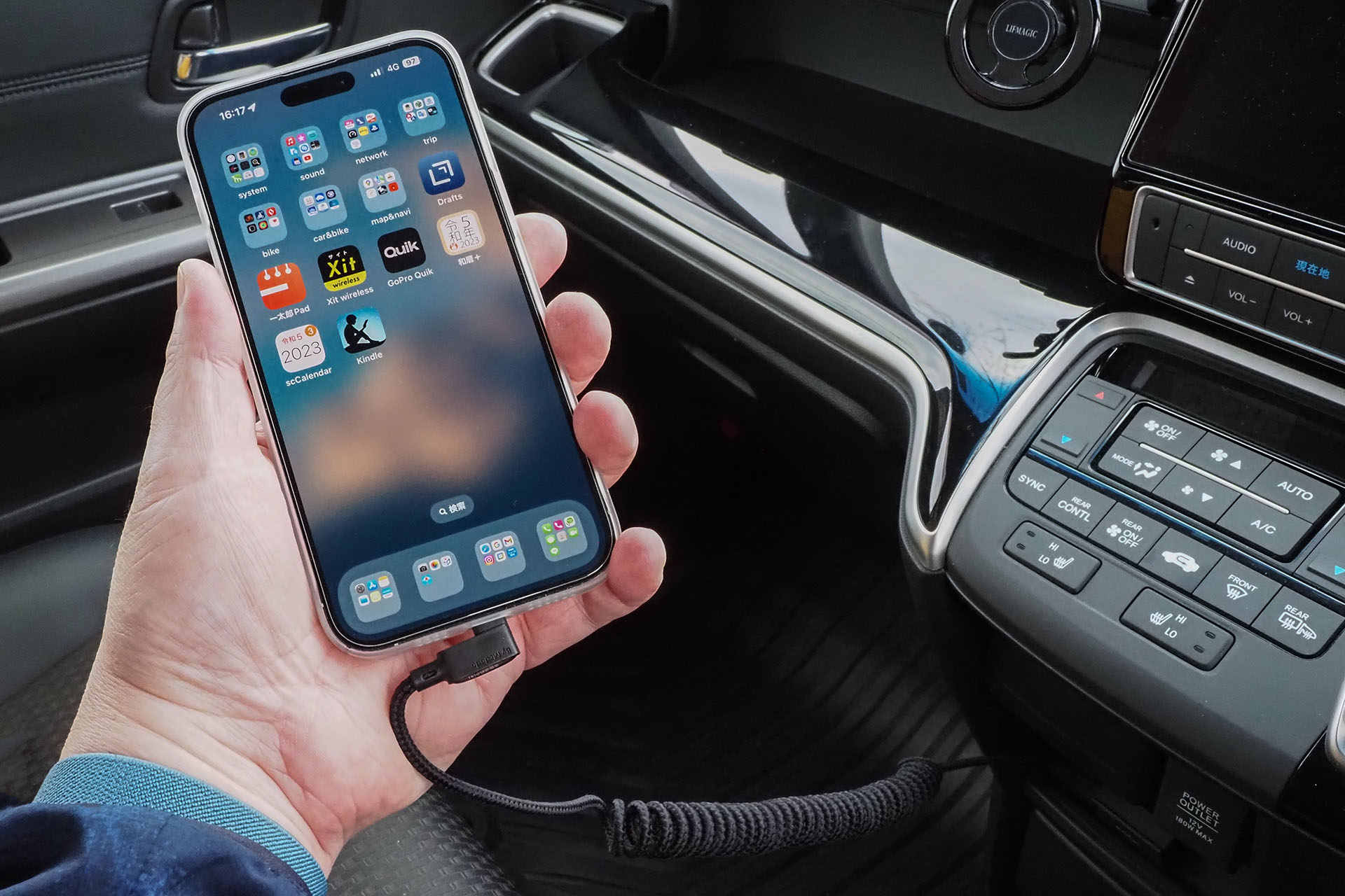 こんなふうにMagSafeホルダーからスッと外して操作する場合も、カールコードだとなかなか便利でスムーズだと感じられる。やっぱり端末側のL型コネクターの向きはこの逆のほうがいいですな。