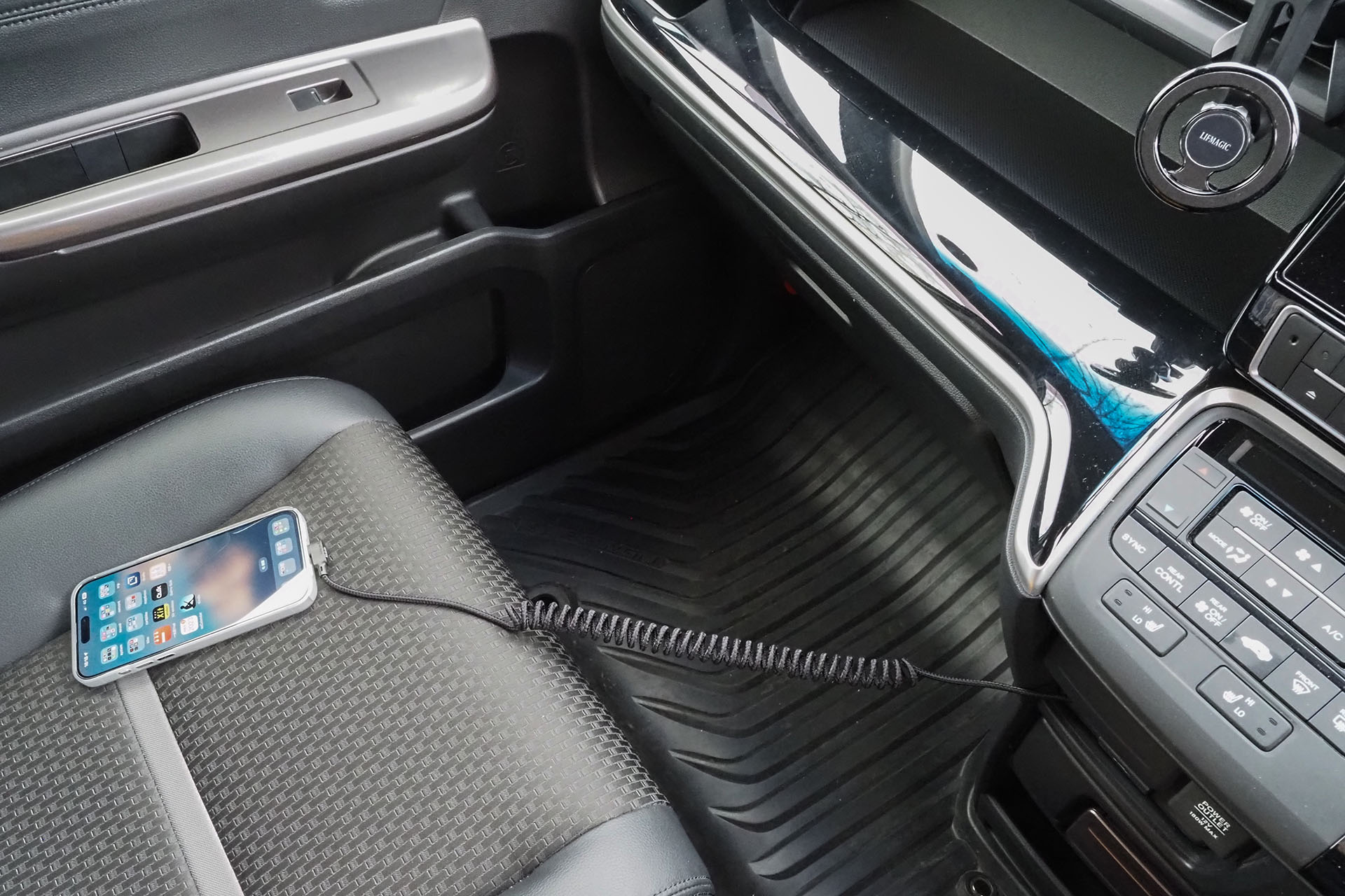 こんな感じで伸びる。もうちょっと伸びるが、あまり伸ばすとケーブル両端のコネクターに負担がかかってよくなさそう。