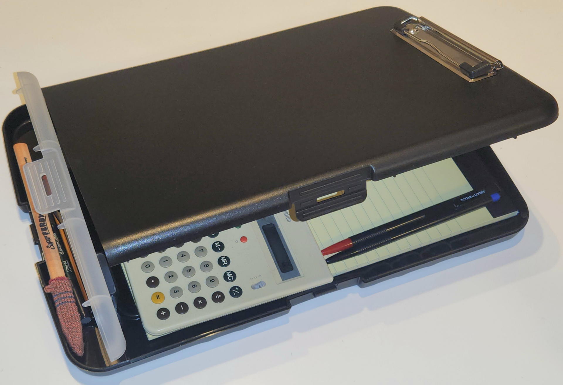 クリップボードフォルダは宅内外のモバイルワークからフリーアドレスオフィスまで身の回りのモノを持って移動するビジネススタイルに向いたスリムなストレージガジェットだ