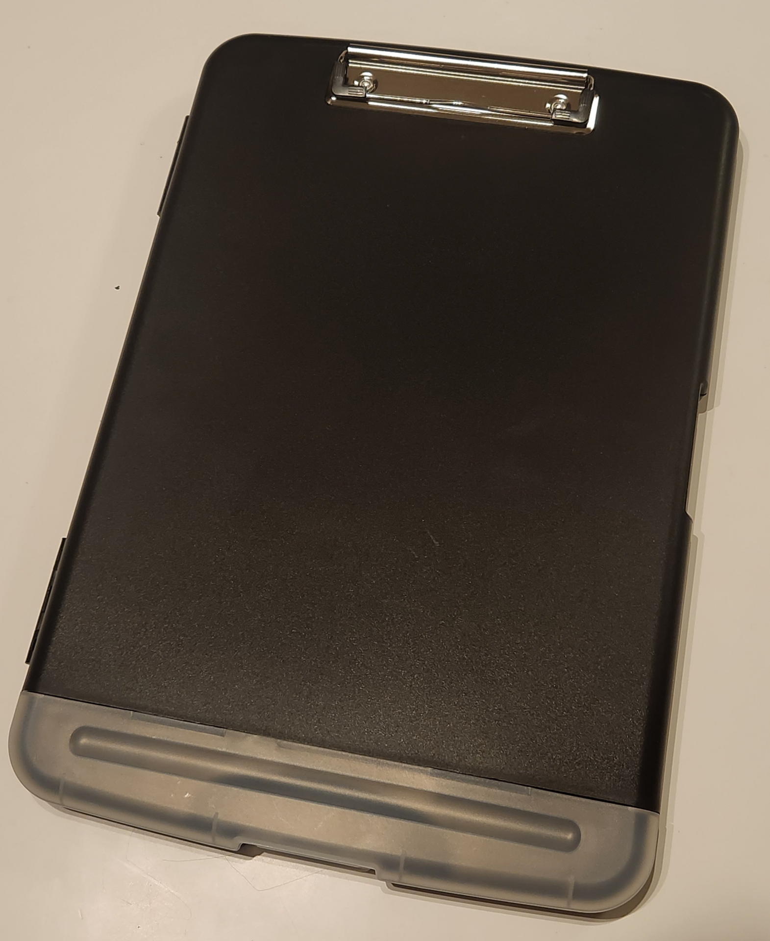 クリップボードフォルダは携帯移動時に内部に収納したメモ用紙を表面にクリップして臨戦態勢入り