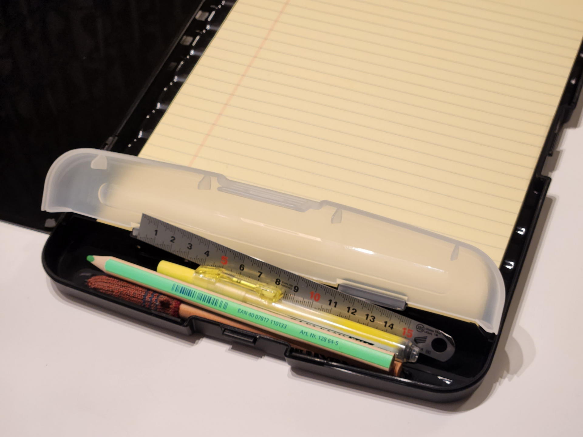 筆記具は下部の専用コンパートメントに数本は収納可能だ