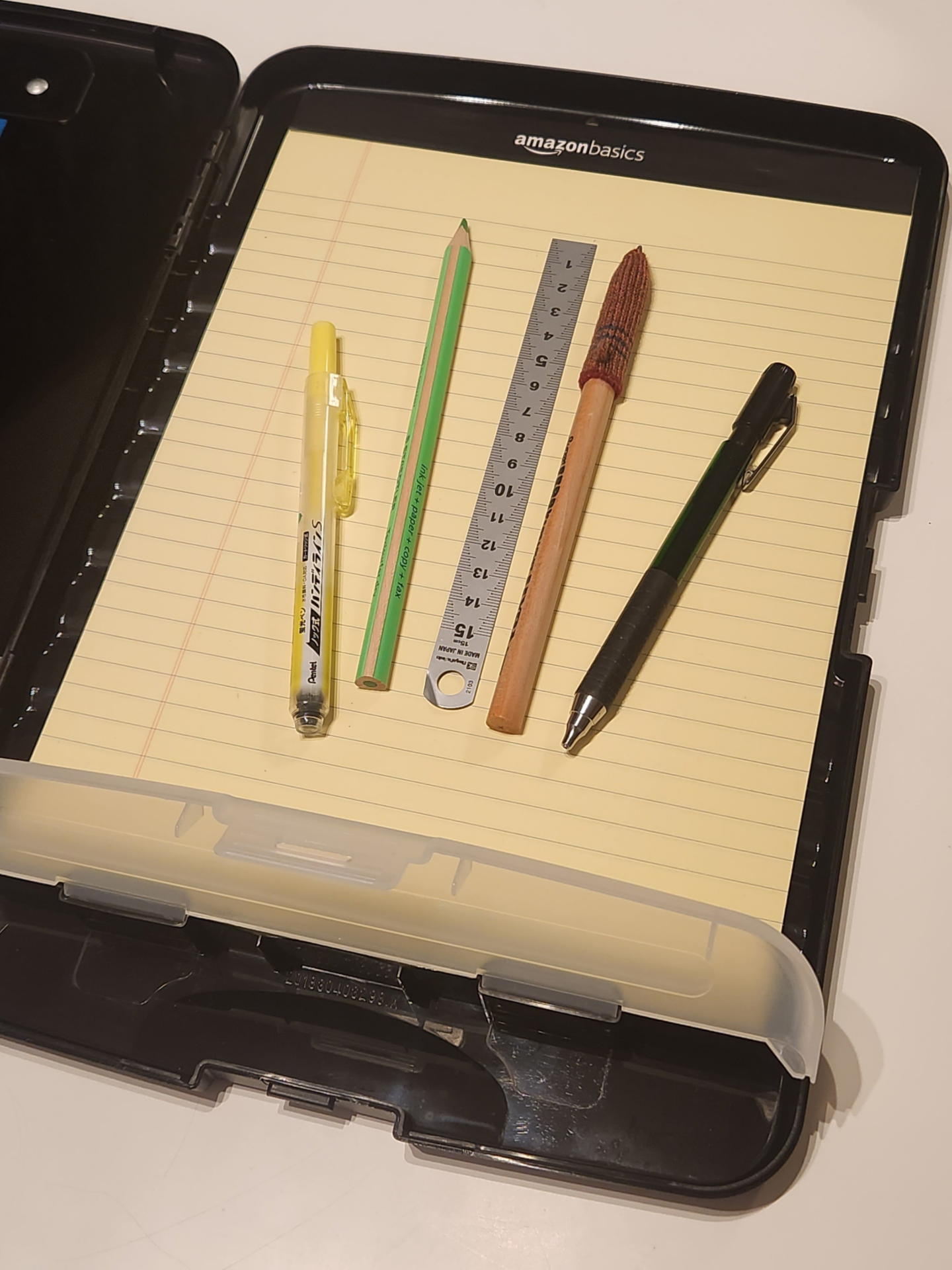 筆記具は下部の専用コンパートメントに数本は収納可能だ