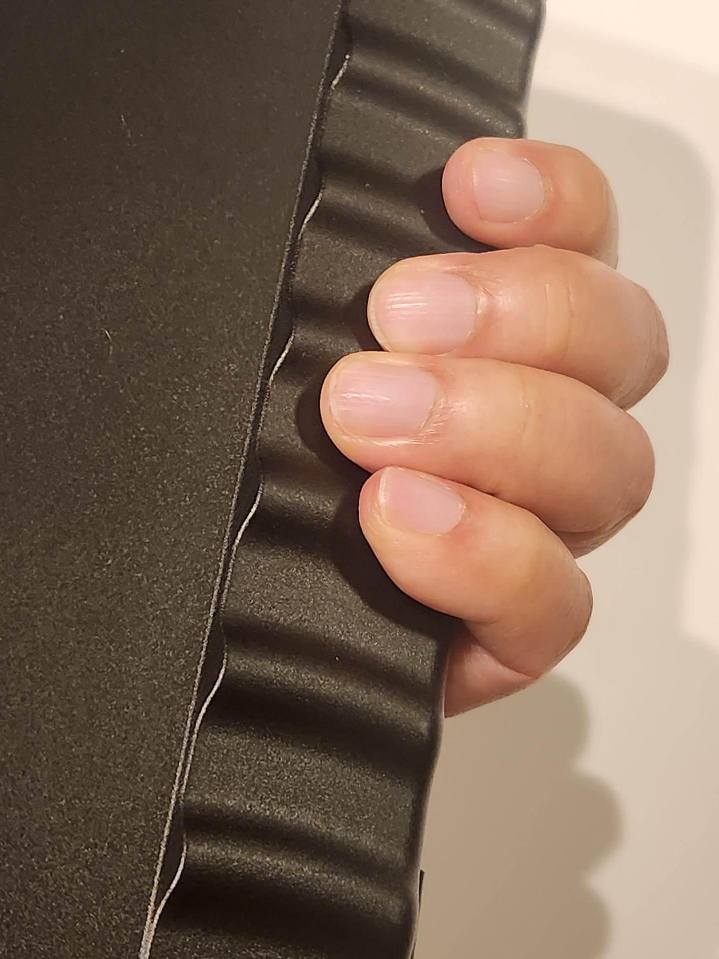 クリップボードフォルダは厚さ30mmなので普通に手持ちができる。滑らないように背面各所に指先の引っかかる凹面部分が多数用意されている。ハンギングのために丸穴もある。