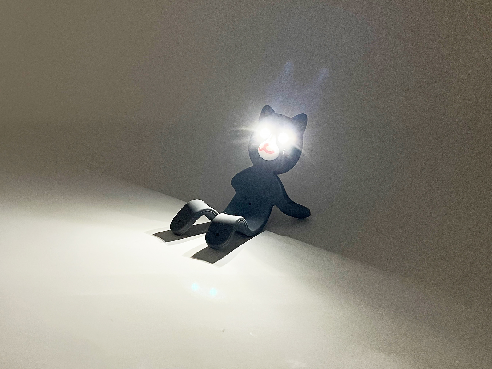 顔の中央を押すと目のLEDが光ります。目がビカーッ！と光る様子はちょっとシュールです