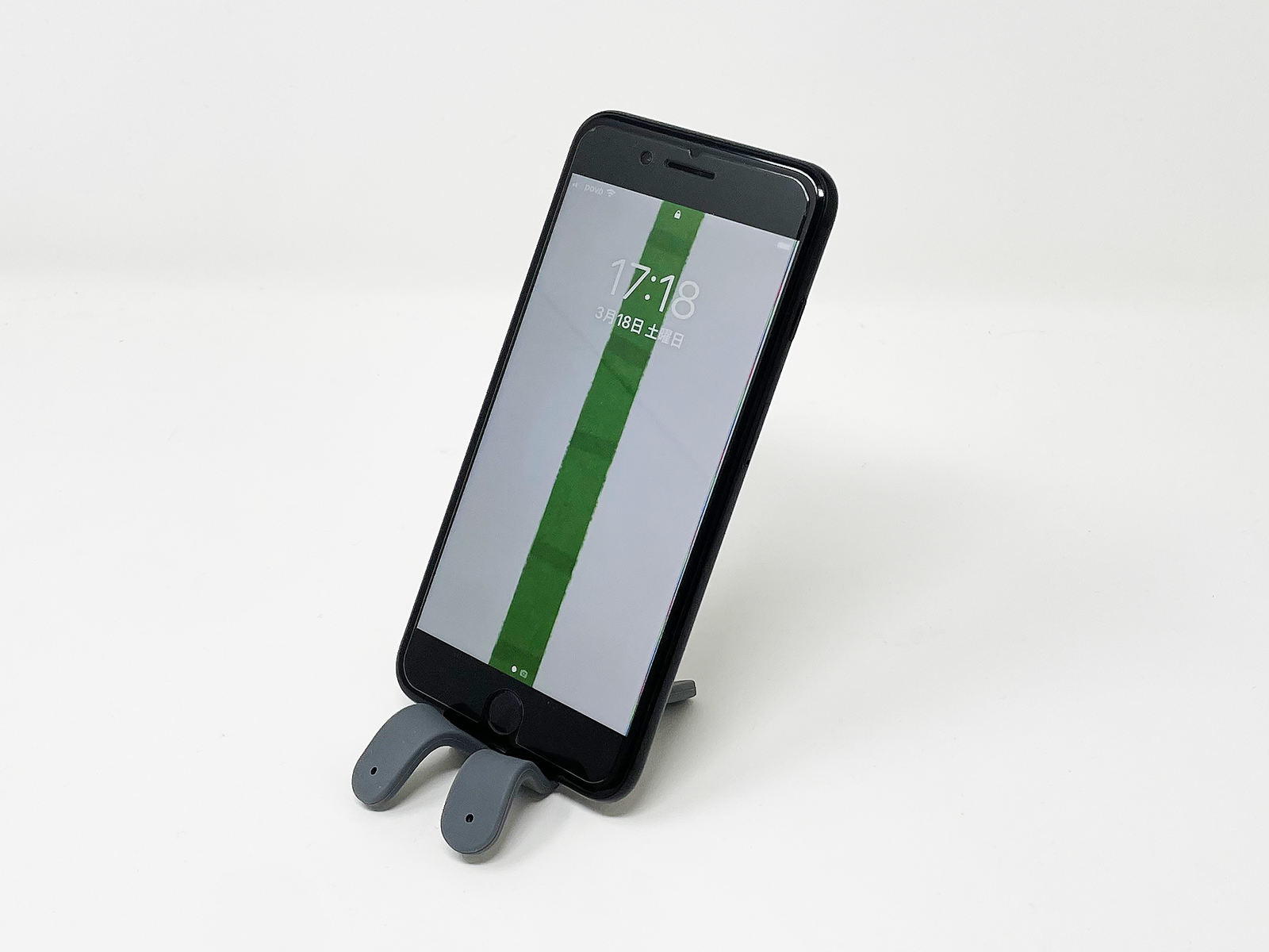 スマホスタンドとしても使用可能。大きめのスマホを置くには姿勢を工夫する必要があるかもしれません。