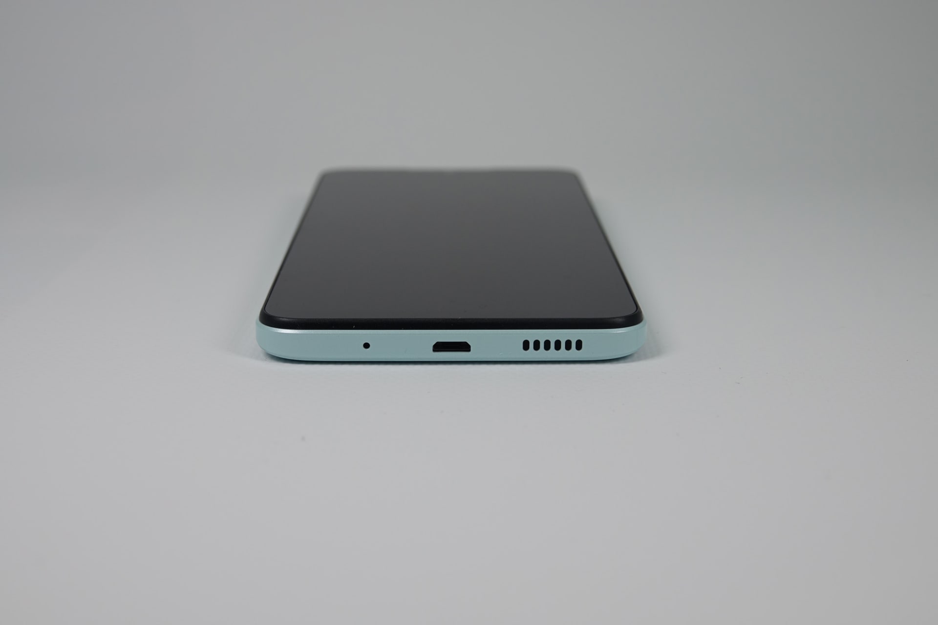 下側面、外部端子はMicro USB