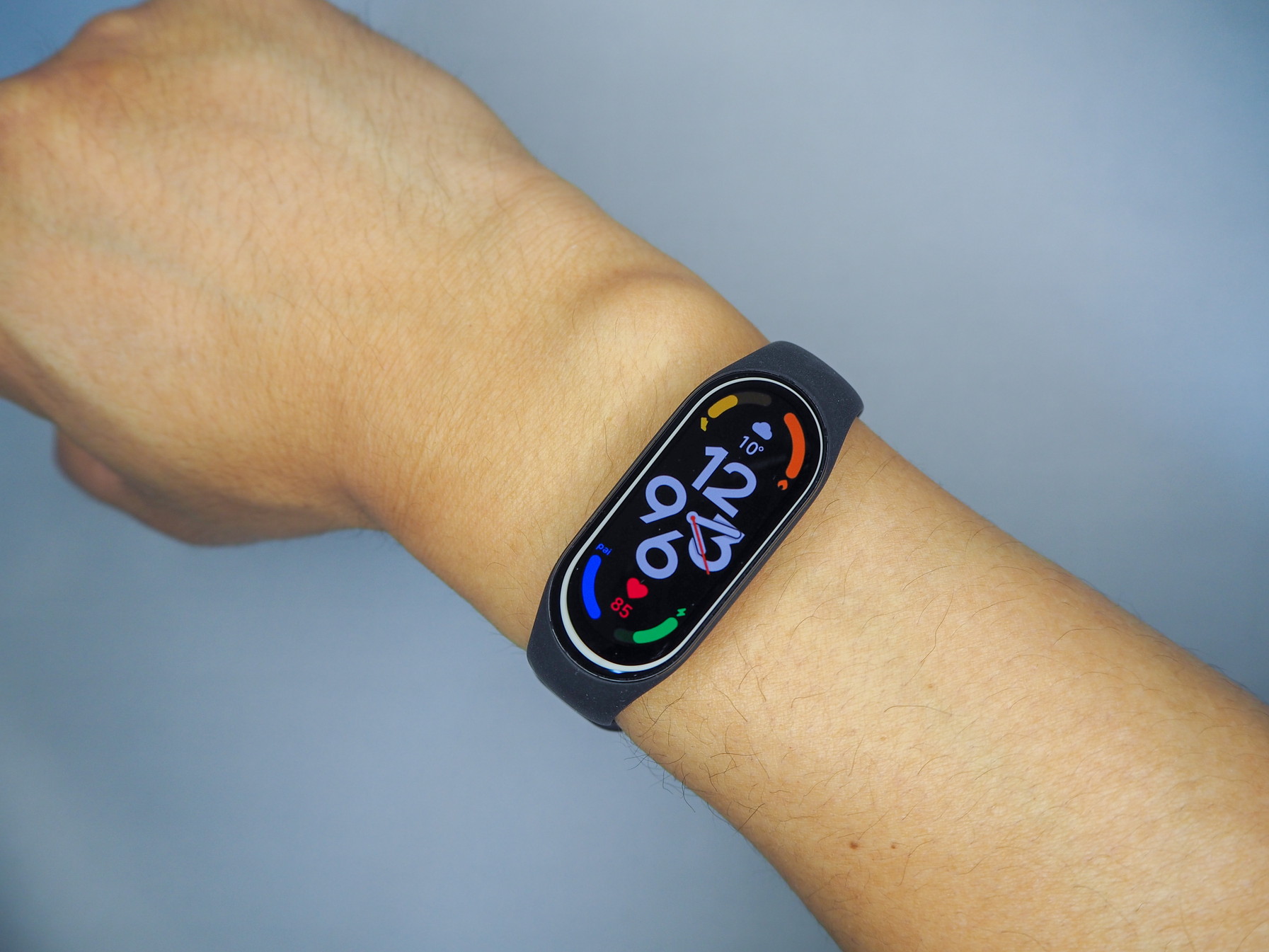 スペインで入手した「Xiaomi Smart Band 7」。スマートバンドとしては画面サイズが大きく、見やすいのでタッチ操作もしやすい