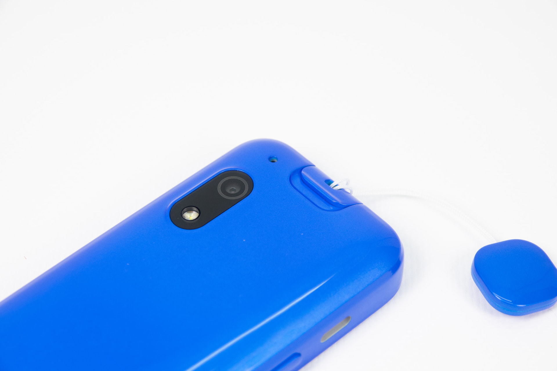 背面には、約800万画素のメインカメラとフラッシュが備わっている