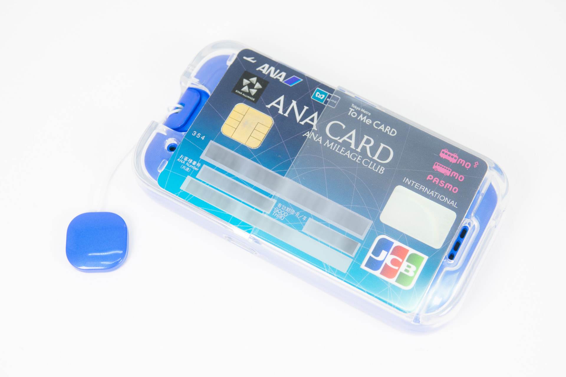 クリアケース背面にICカードを収納できる。ICカードは飛び出してこないようにホールドするツメが備わっている。ICカードを収納すると、背面のアウトカメラが利用できない