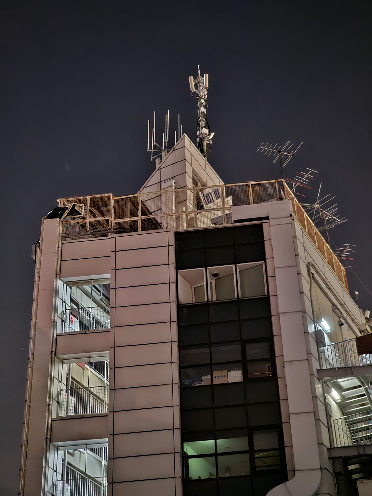 遠くの被写体に徐々に迫った。夜景の撮影性能とズーム性能のおかげで、暗所でも鮮やかに撮影できていることがわかる