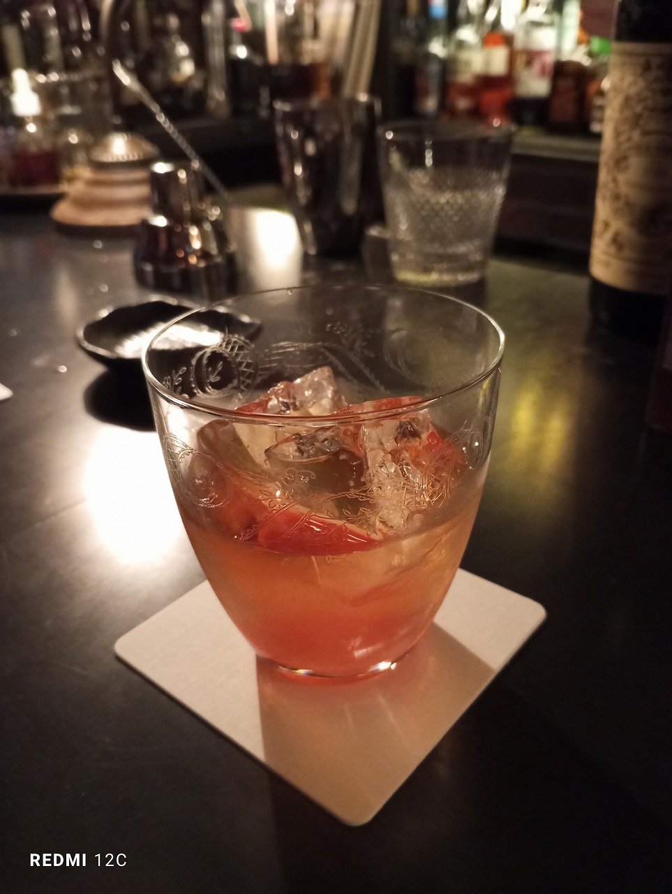 薄暗いバーで撮影。やや色合いが薄い印象もあるが、ピクセルビニングの効果もあり、明るく撮影できている