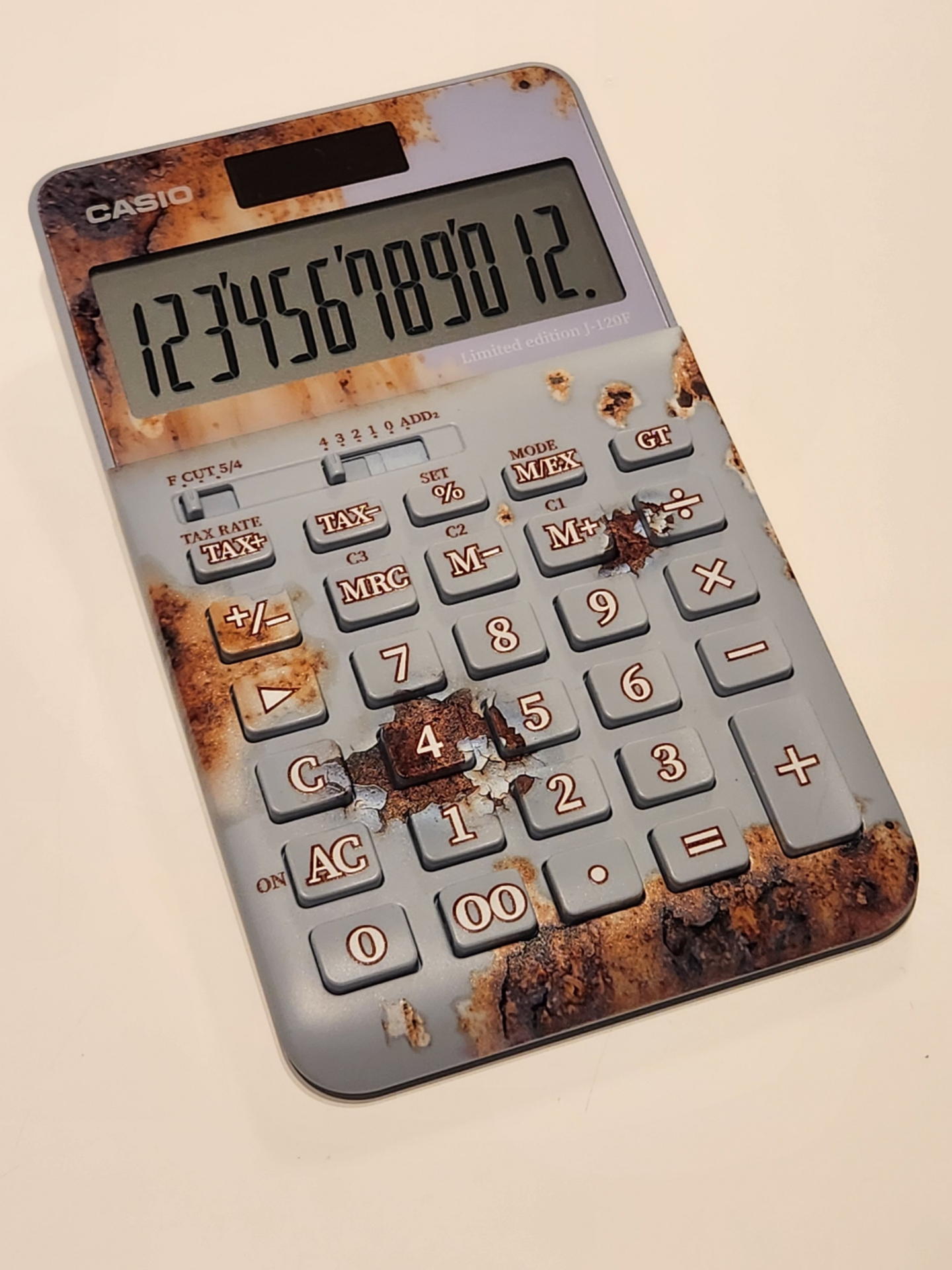 普通では考えられない電卓の経年変化による表面のダメージがテーマだ