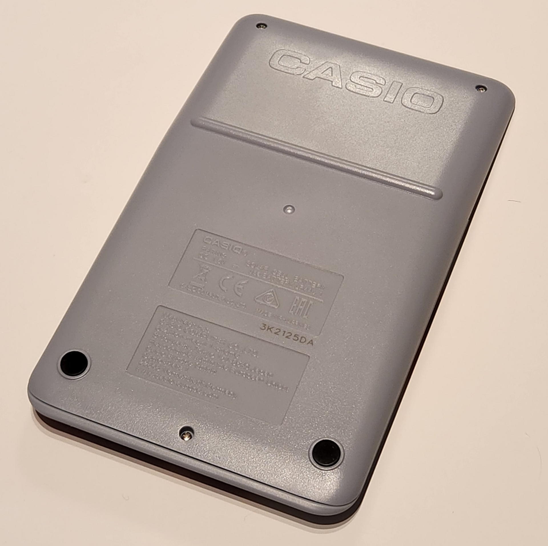 背面はごく普通のカシオ電卓。ゴム足が2個で筆者は多少不安感があったので3個にする予定だ。