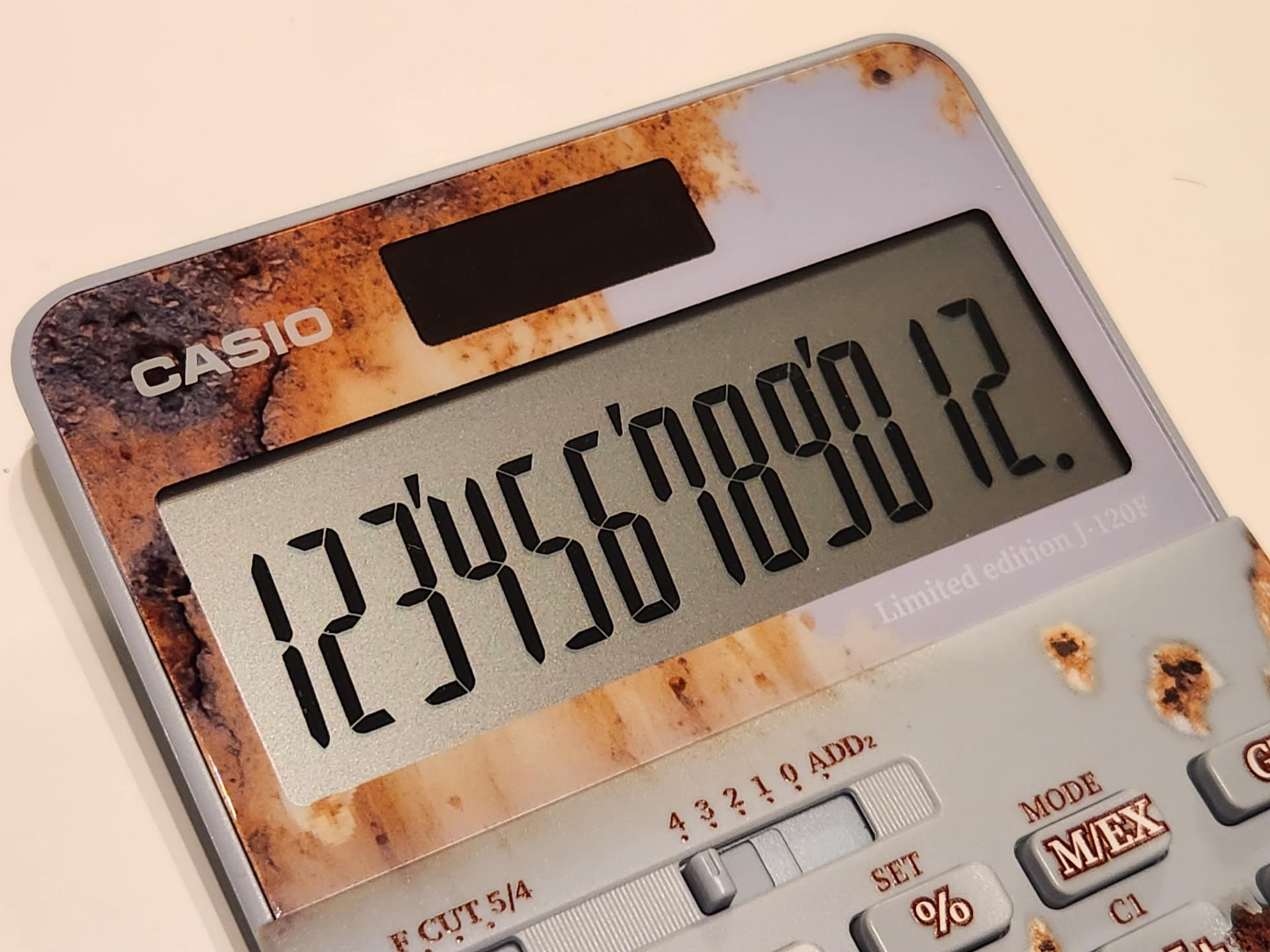 限定版や限定モデルに極めて弱いミーハーな筆者が速攻でハマった200台限定のダメージド電卓J-120F-L-SB